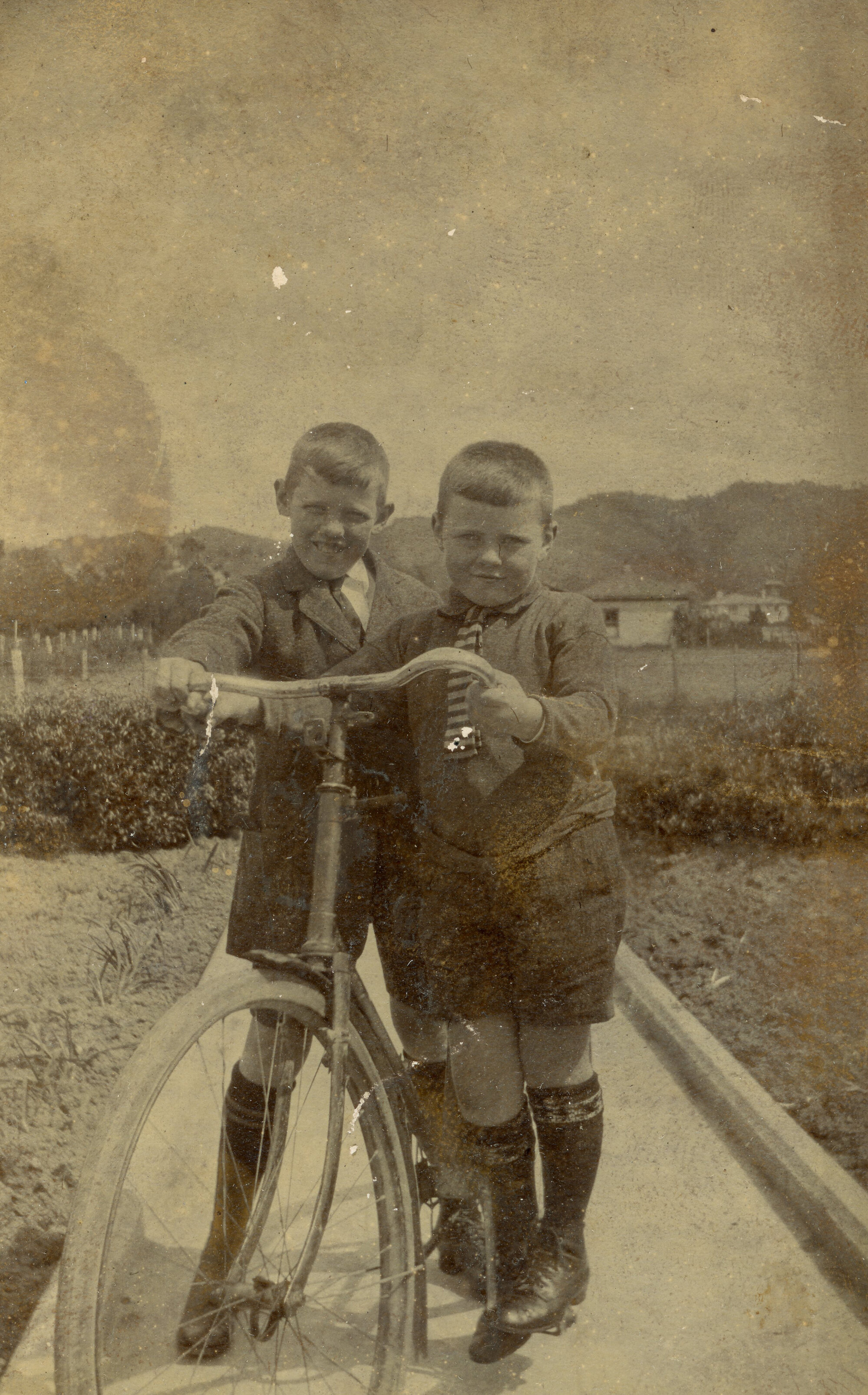 Campbell Family Photograph; Harman and Thompson Campbell; ca 1920s