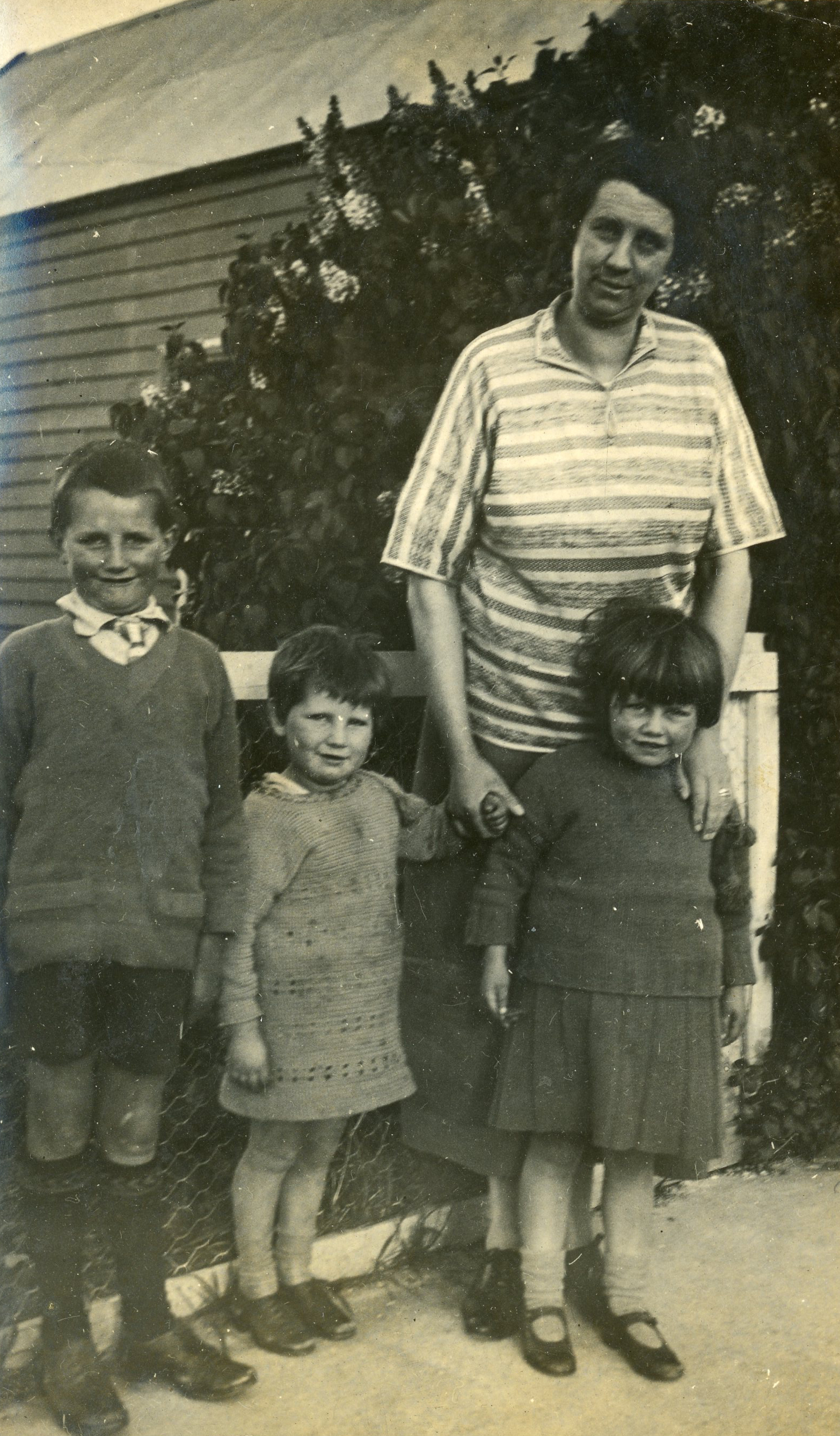 Campbell Family Photograph; Aunty Dot and Family; ca 1920s