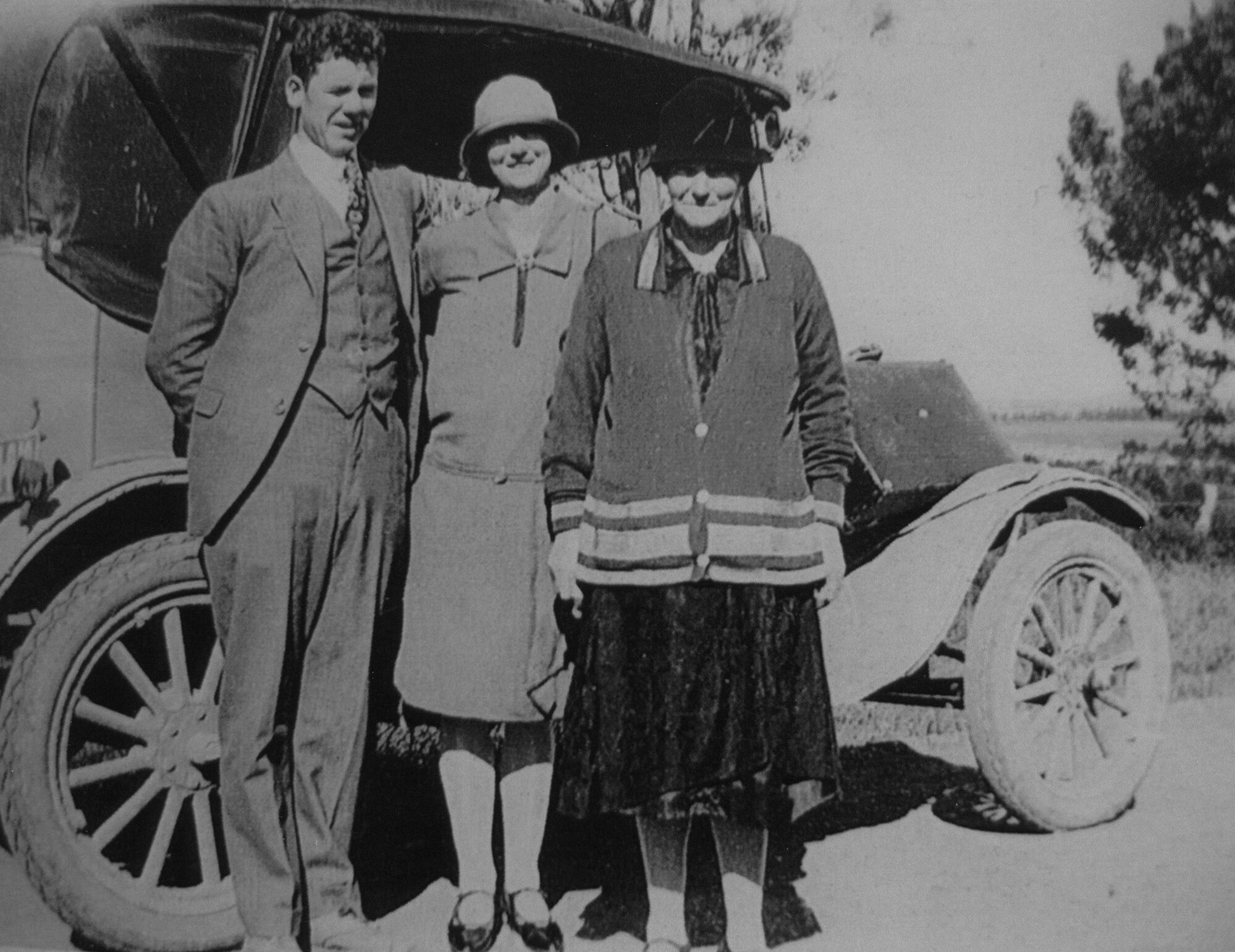 Wilf and Jessie Munn, with Margaret Benge; ca 1920s