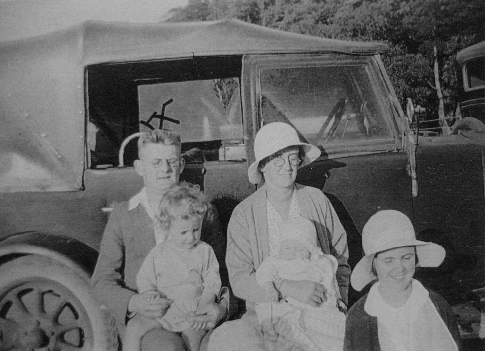 Benge Family; Len, Myrtle, Steve and Vin (baby); 1933
