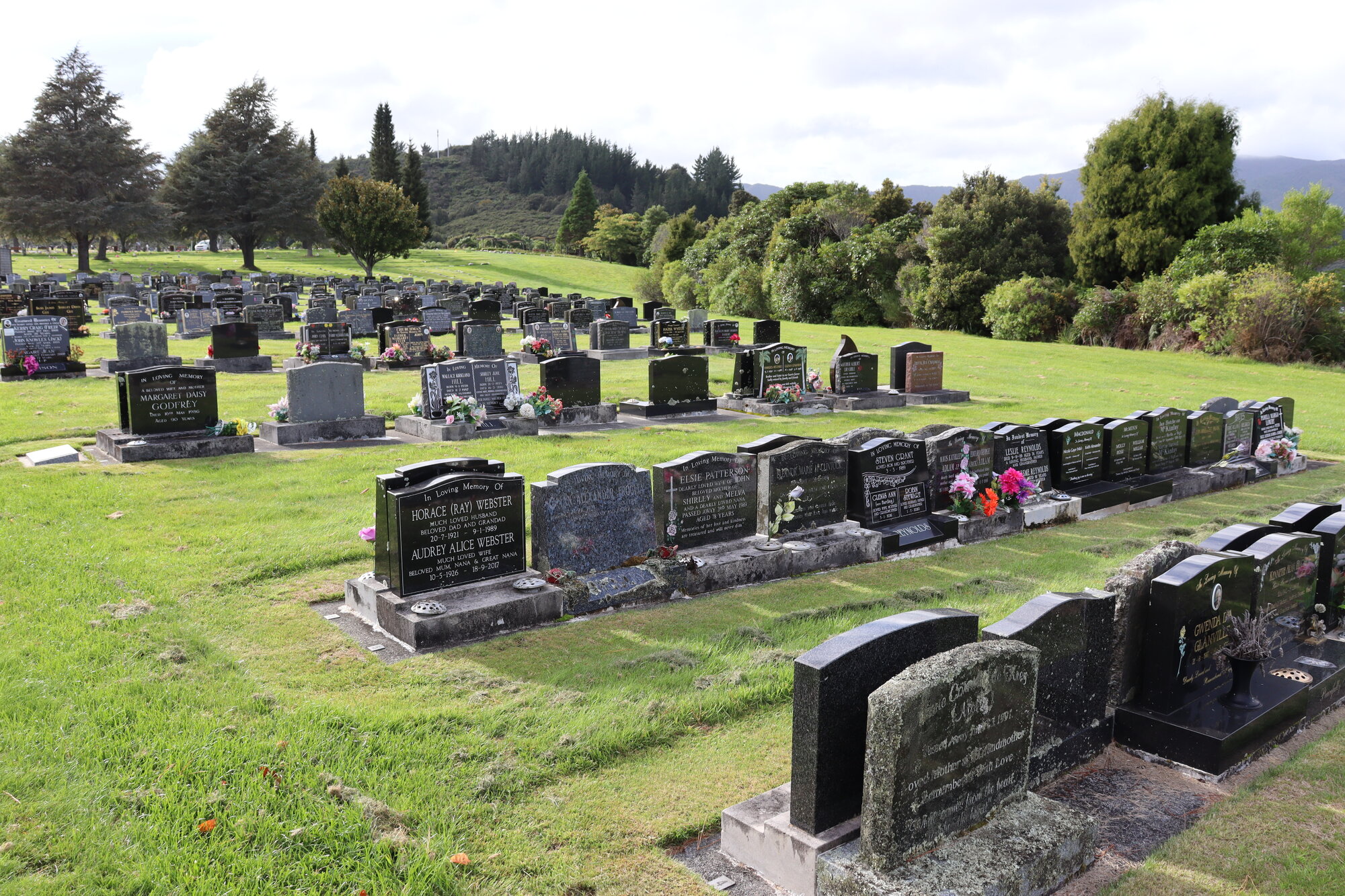 Akatārawa Cemetery