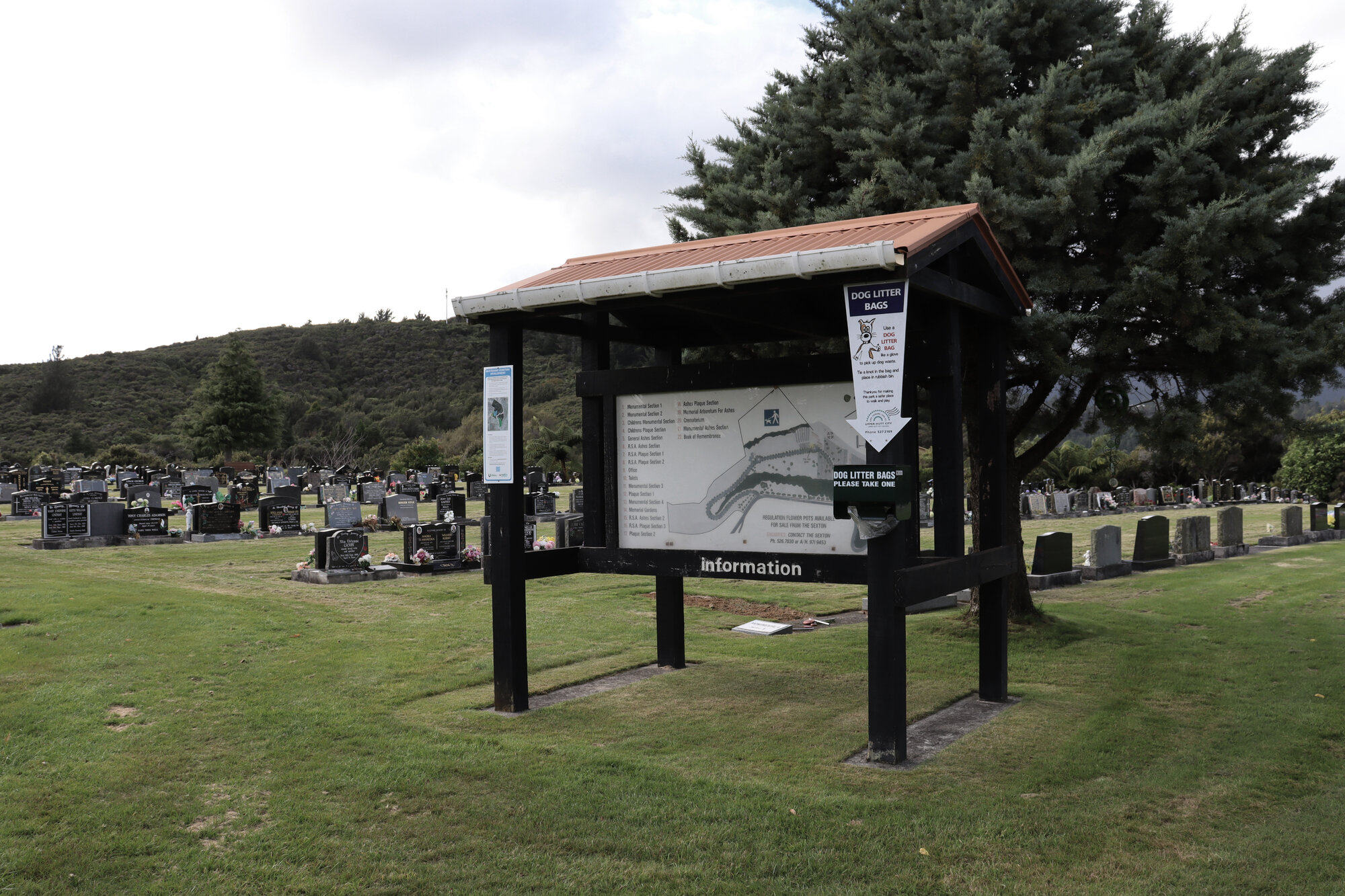 Akatārawa Cemetery Information sign