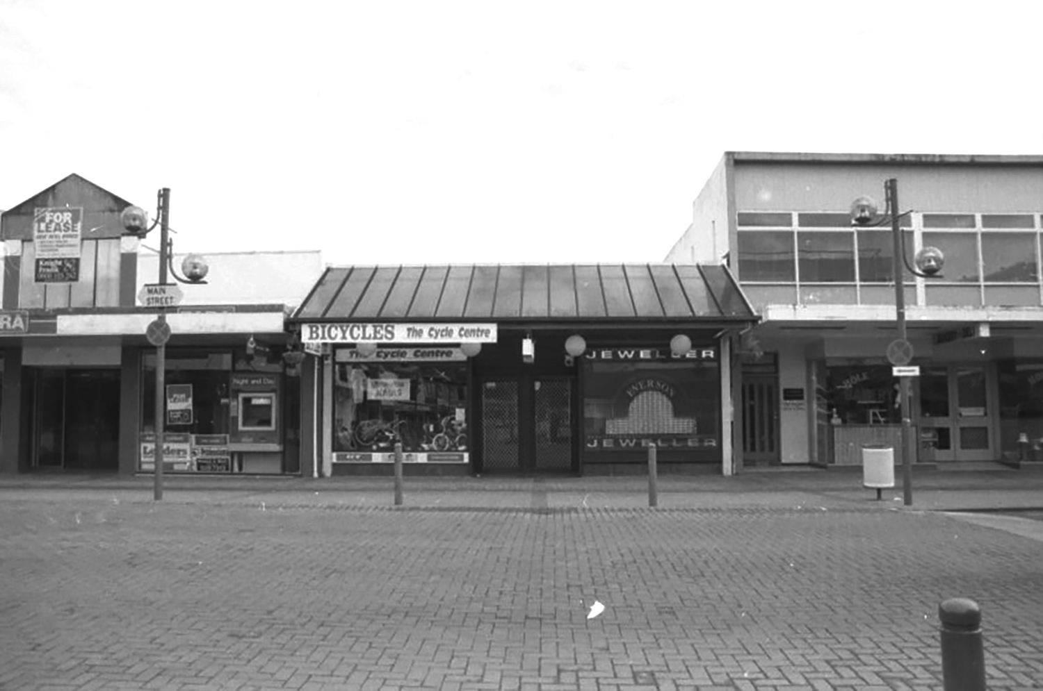Main Street; Cycle Centre; Everson's Jewelers; 1996
