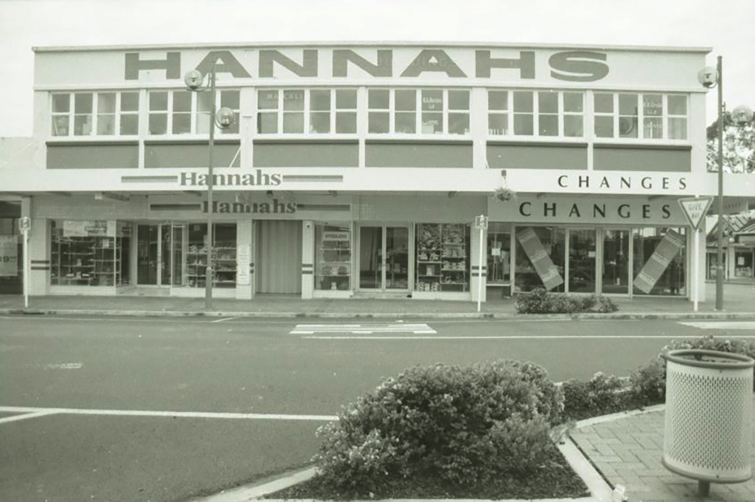 Main Street; Hannahs; 1996
