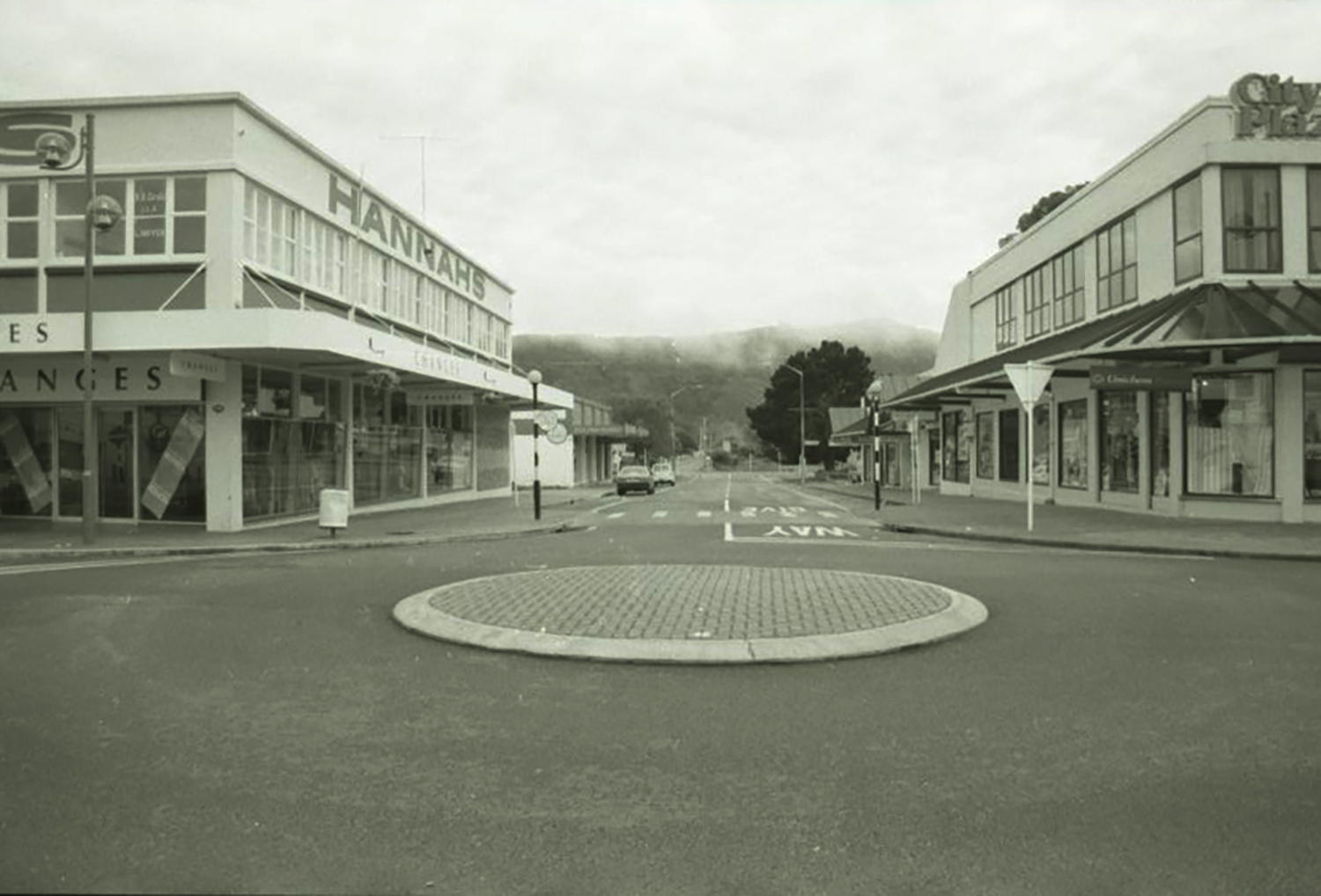 Main Street; Hannah's, Logan Street; 1996