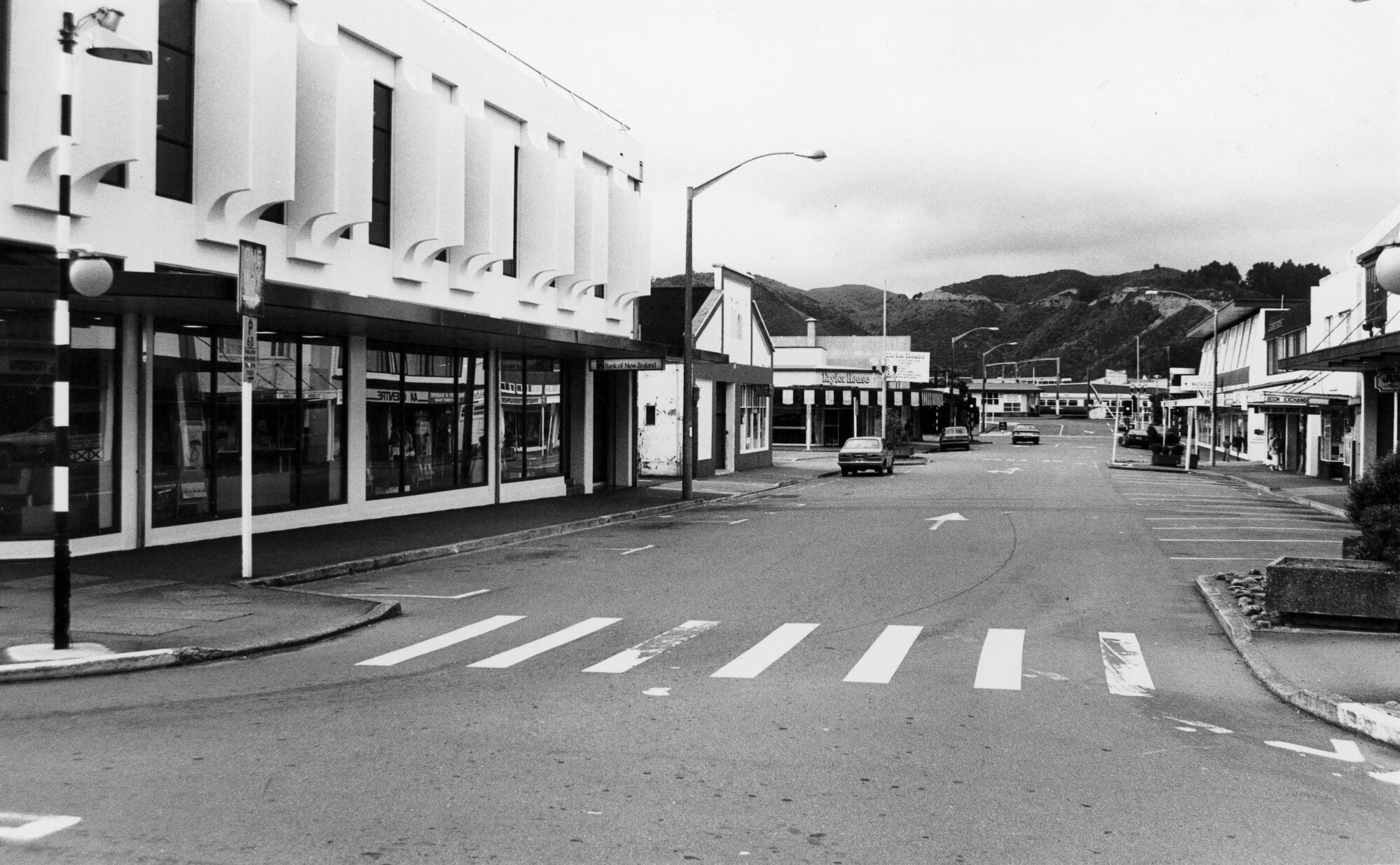 Main Street 1988; south side  8; BNZ, Benge Motors, Taylor House, Princes Street.
