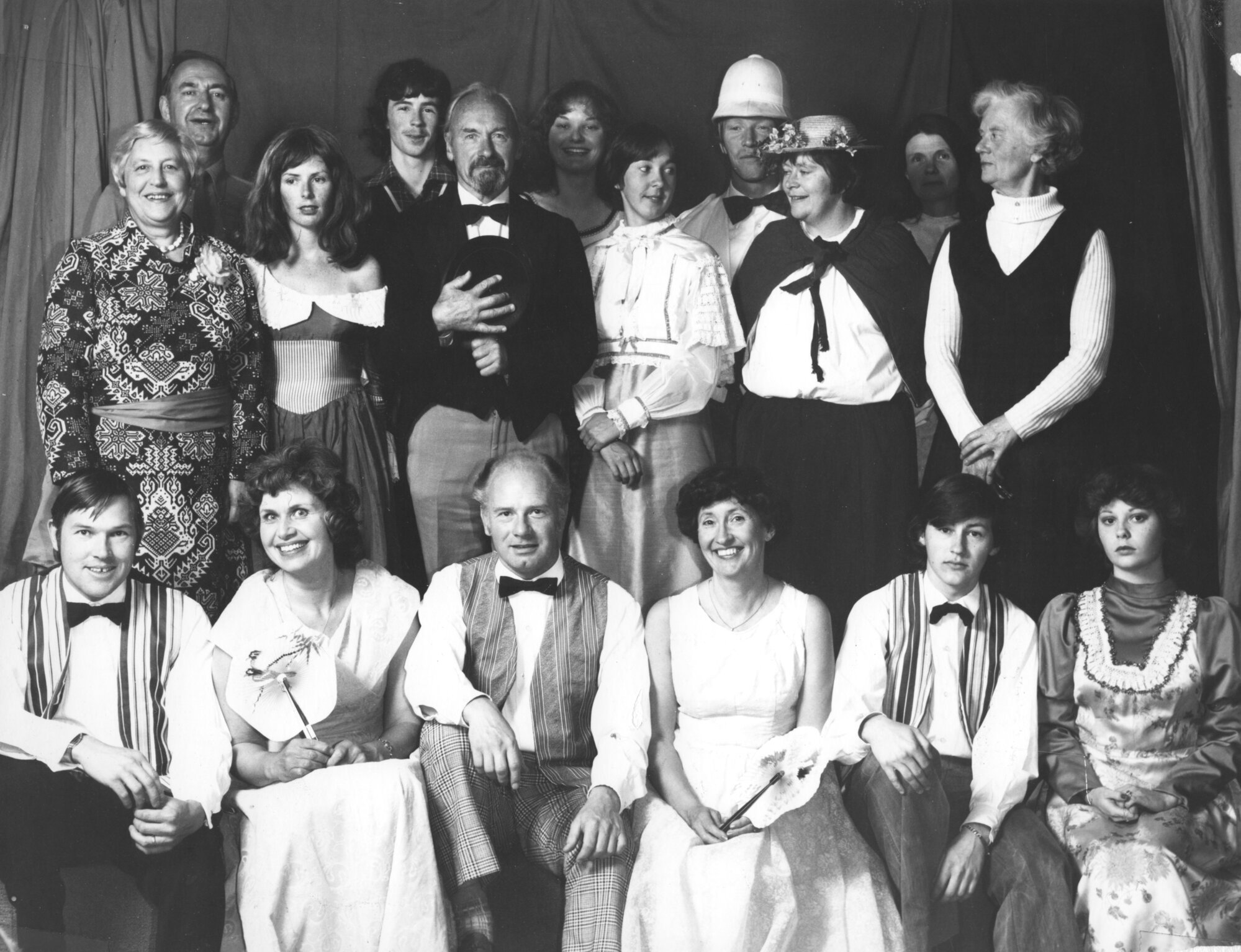 Heretaunga Players; Old-Time Theatre: complete cast.