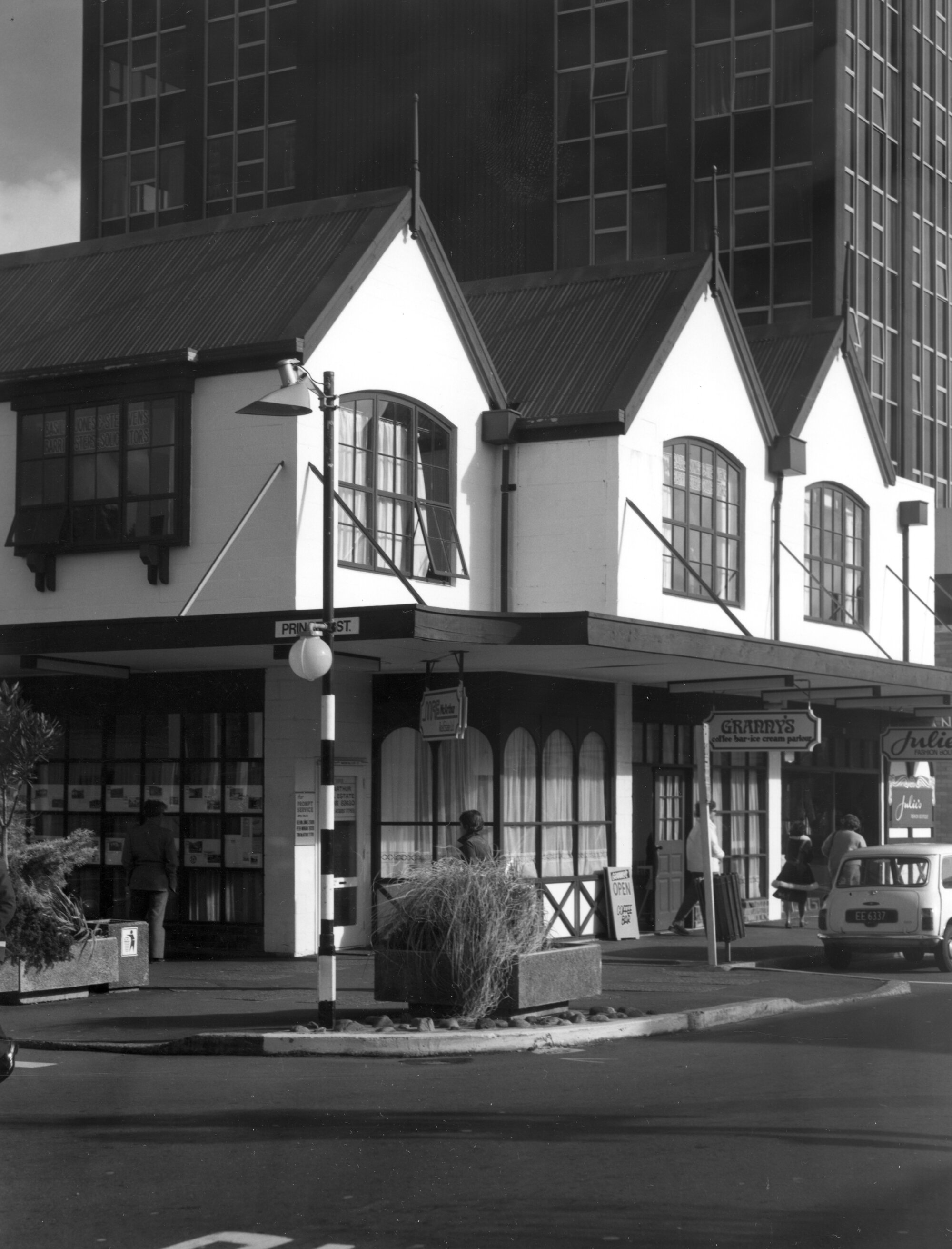 Main Street; No.  98; Kingswood Chambers, corner of Princes Street.