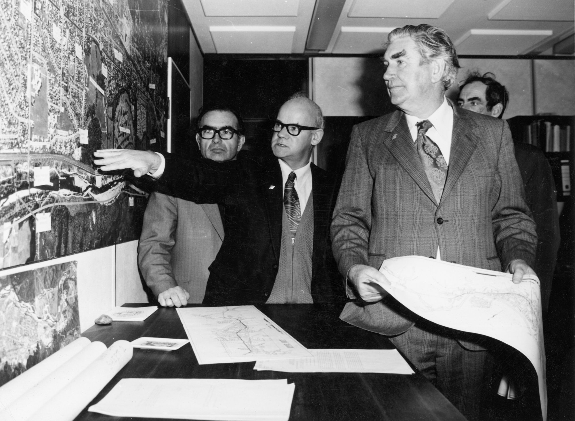 Councillors in discussion. Lionel Jones in centre [P2-539-1175]