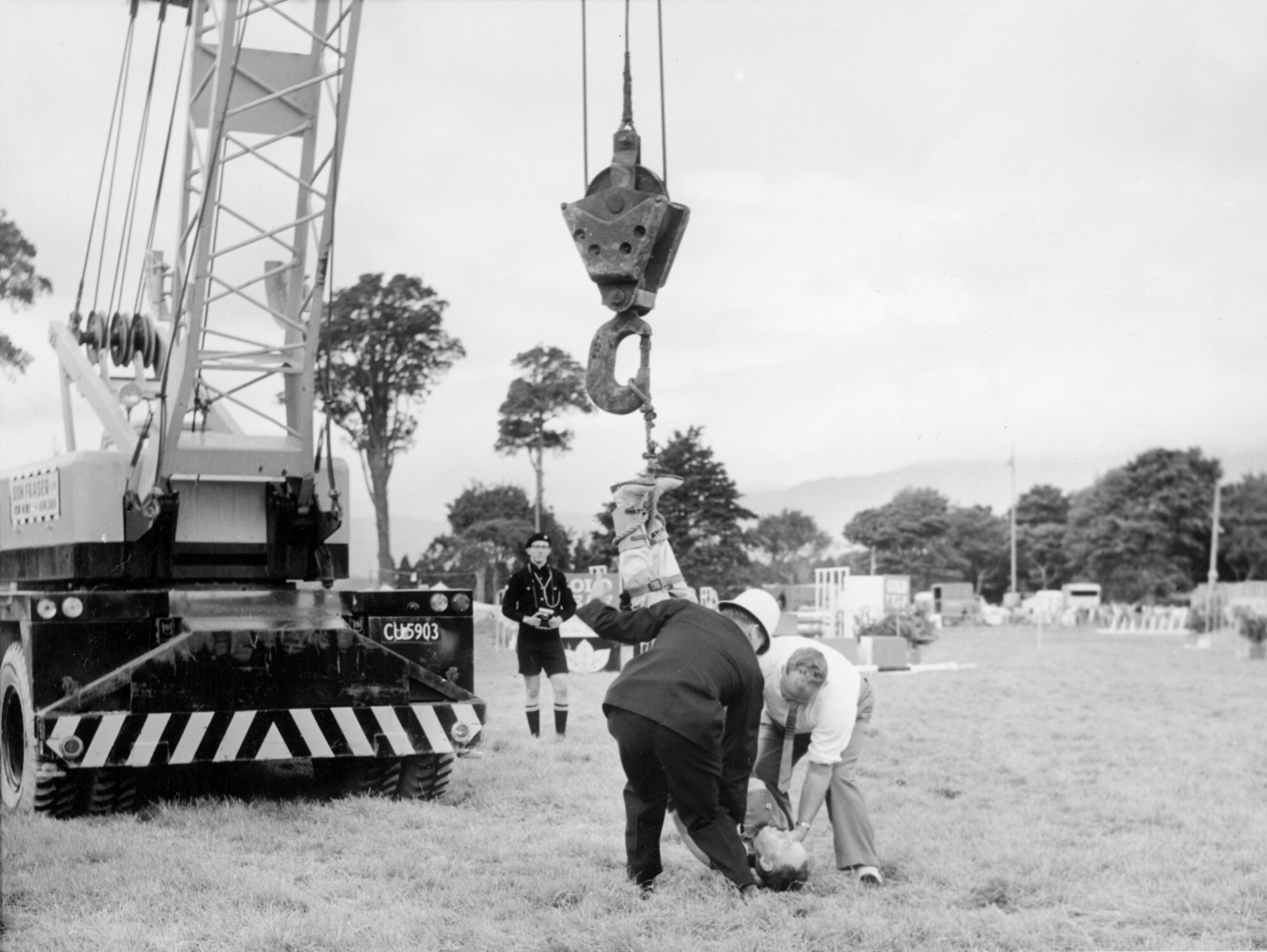 Escapologist at A &amp; P  show, Trentham Park 1; start of lift.