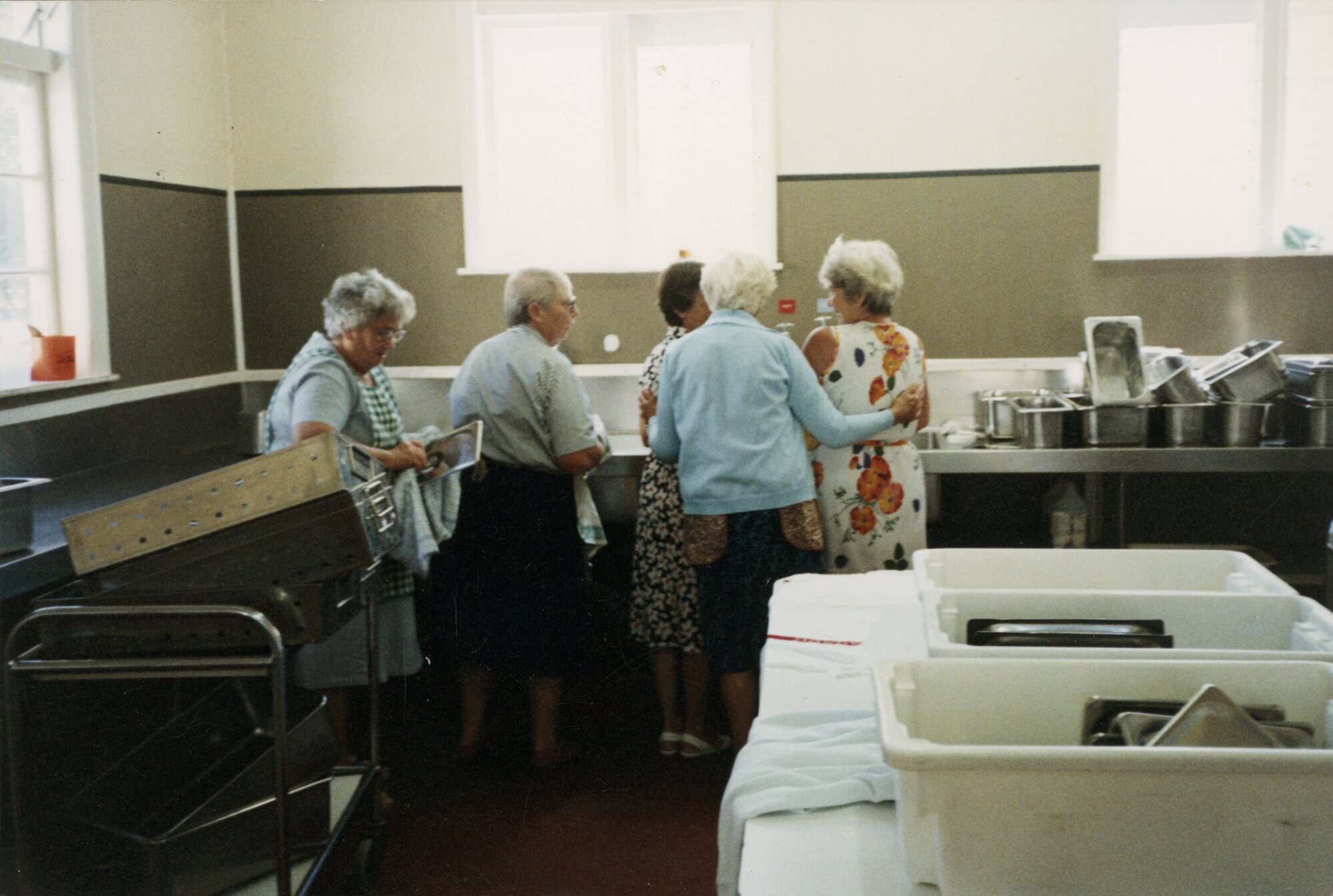Silverstream Hospital; kitchen; volunteer helpers during a strike, c.1988. [P2-770-1897]