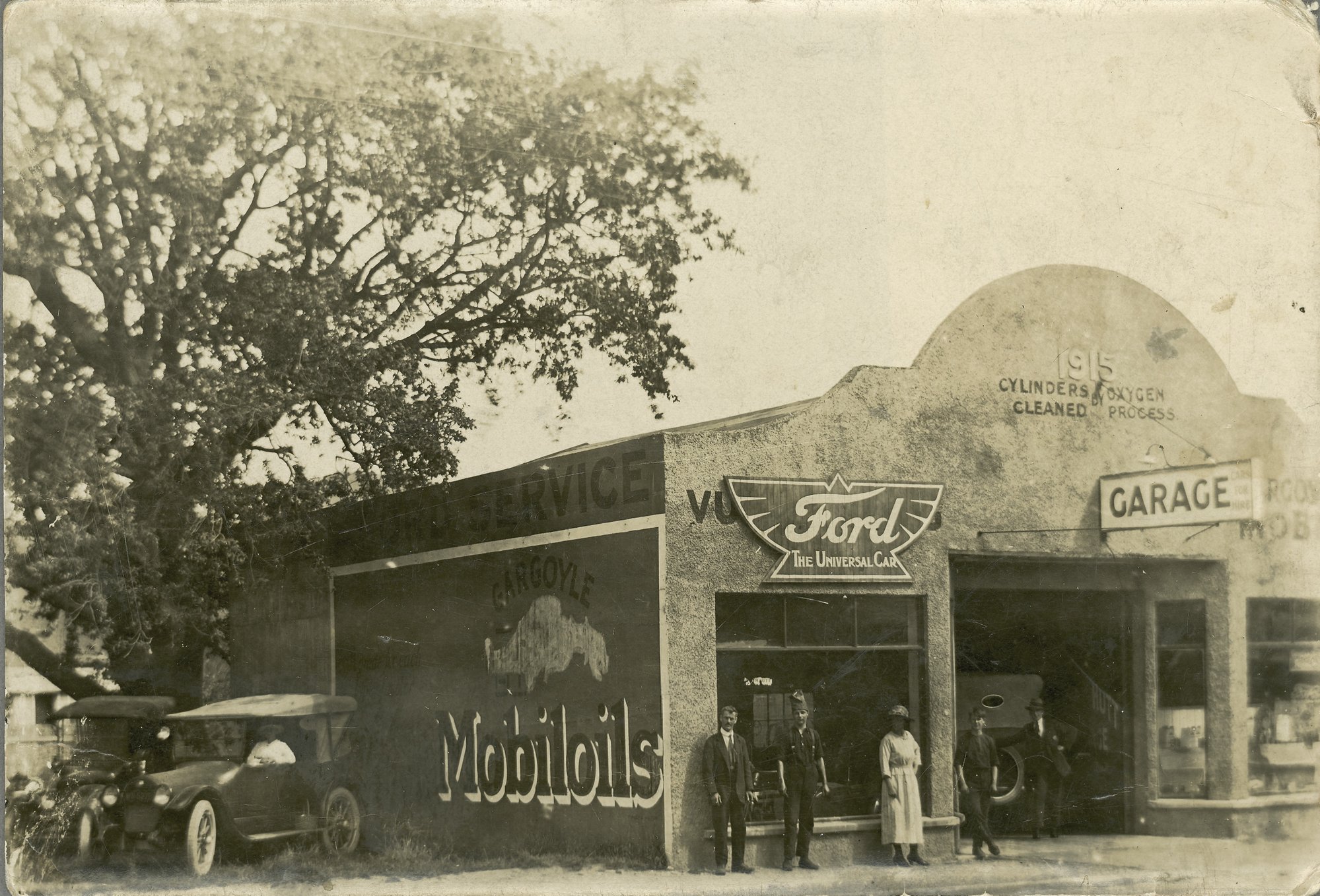 Main Street; Harper's garage, later Baigent's.