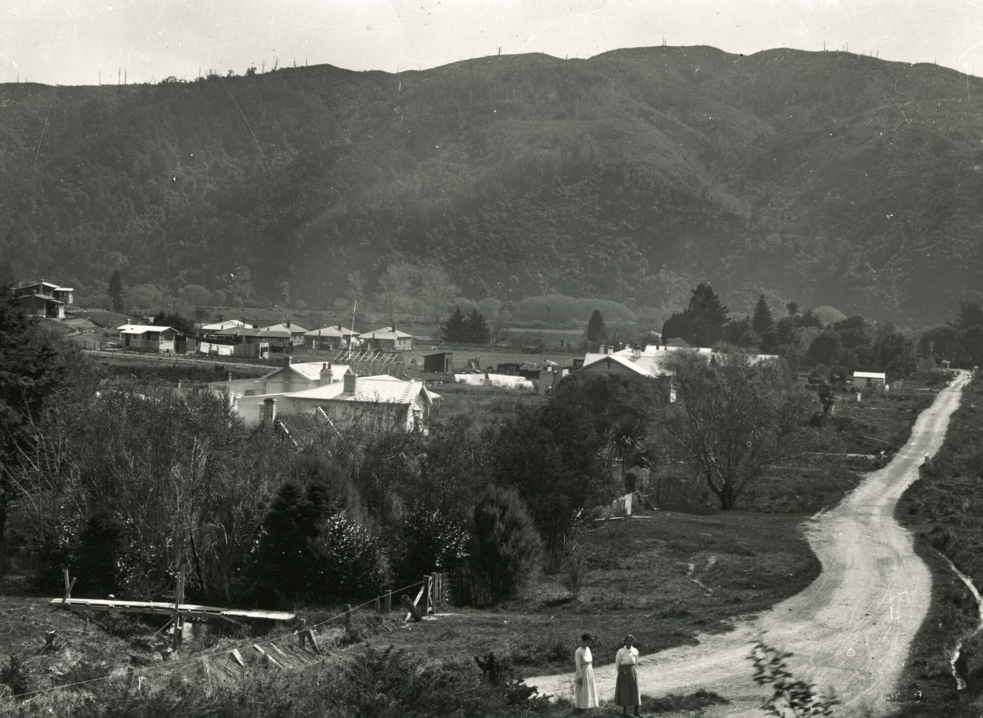 Whitemans Road, Silverstream, 1921, looking towards river from the turnoff to Chatsworth Road.