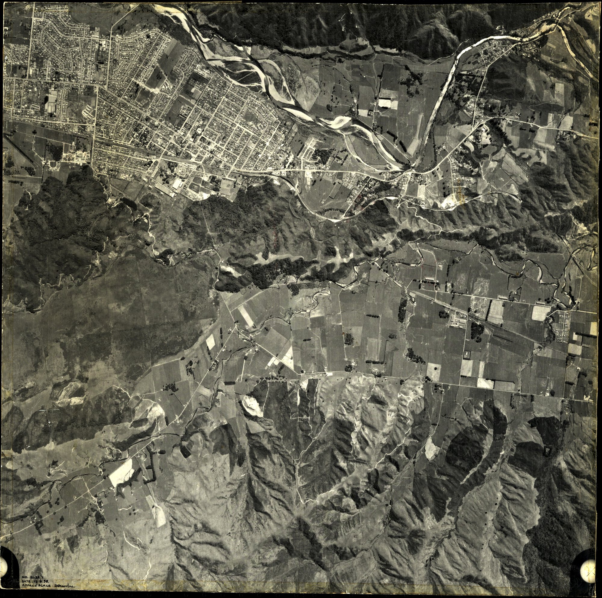 Aerial map 1958 e; 1:15 840; Upper Hutt and Whiteman's Valley from Moonshine Road to Birchville