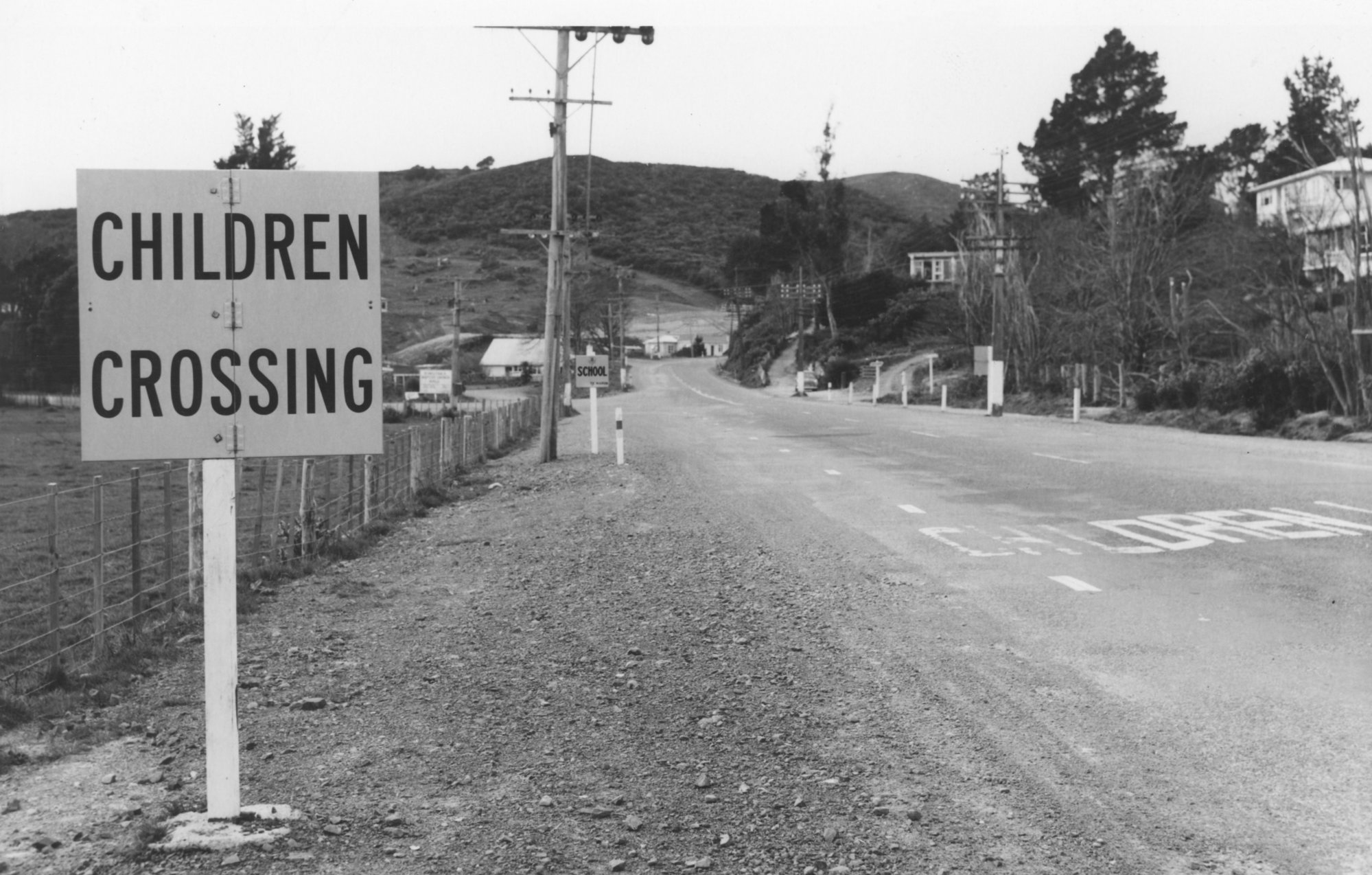 Brown Owl School 1963; children crossing Main Road North. [P2-1181-2839]