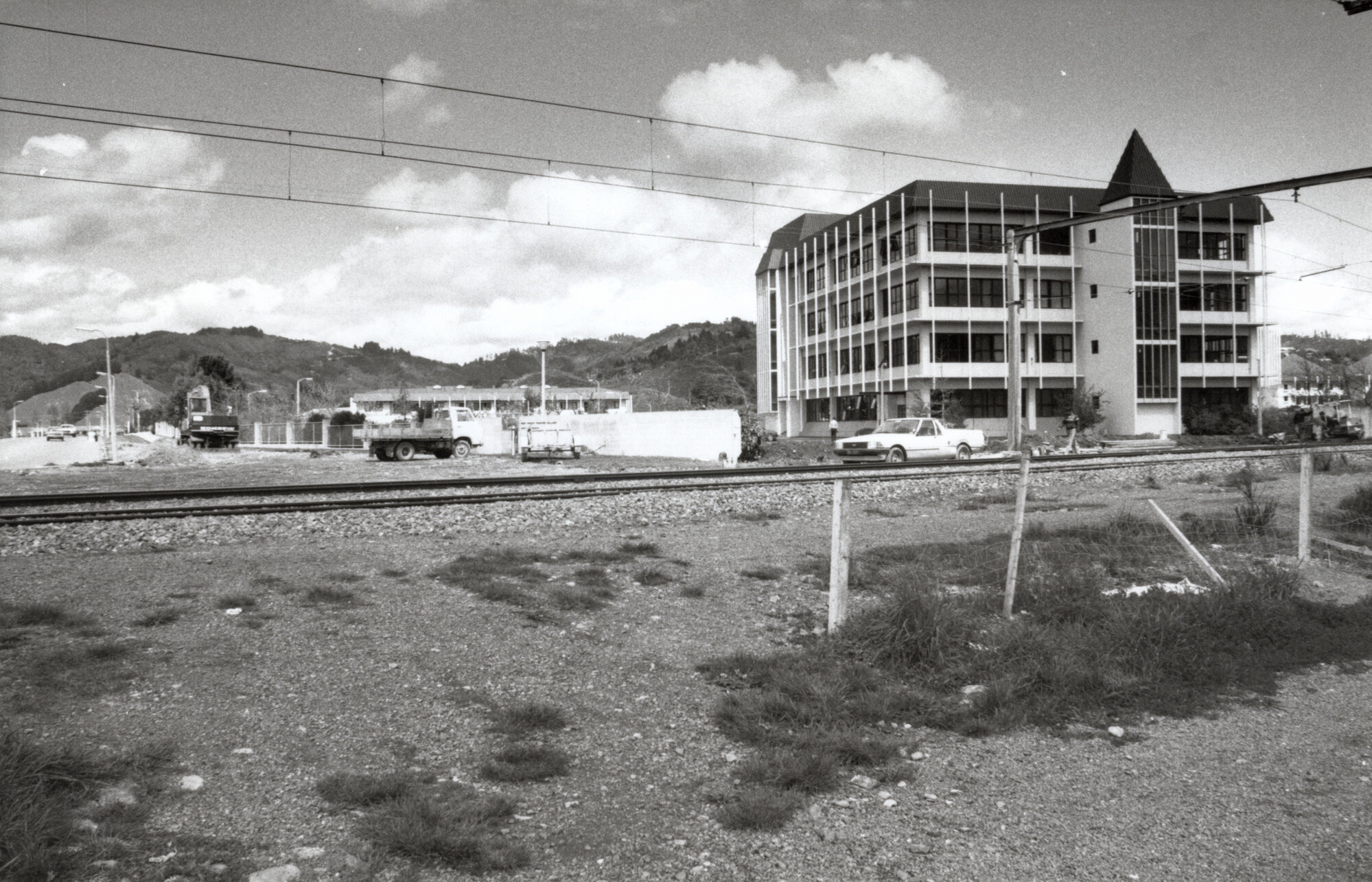 Sutherland Avenue; site of future level crossing.