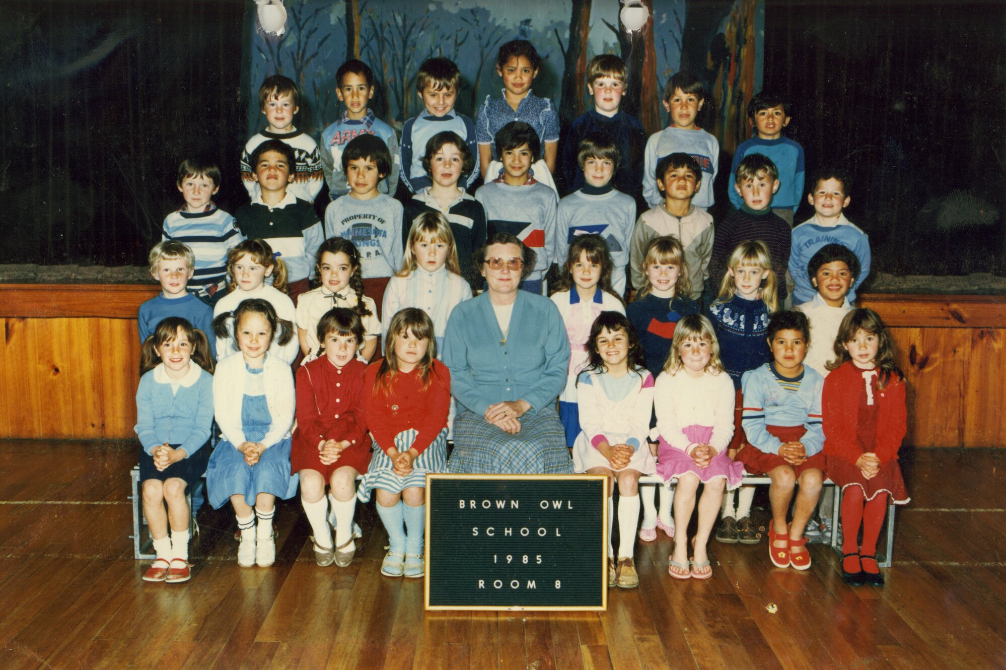 Brown Owl School 1985 Room  8; teacher, Mrs S. Ris.