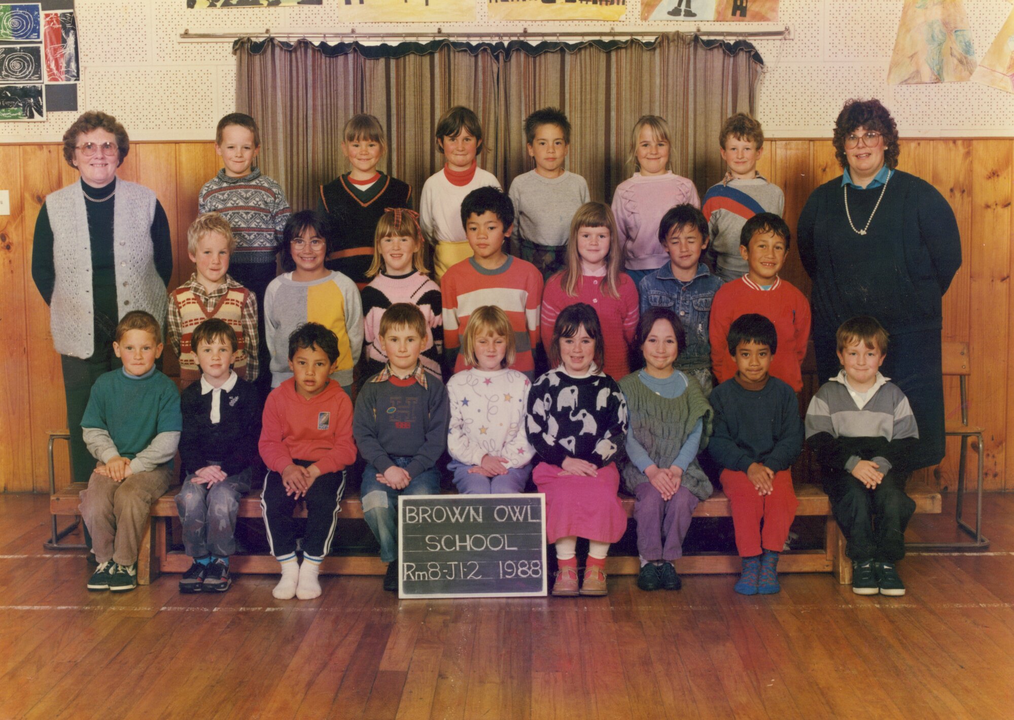 Brown Owl School 1988 Room  8 Junior 1-2; teachers Mrs S Ris, Mrs Waller.