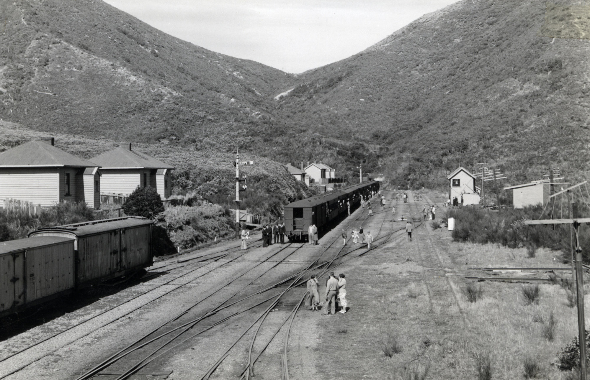 Summit station; Taita Central School excursion train - September 1955. 