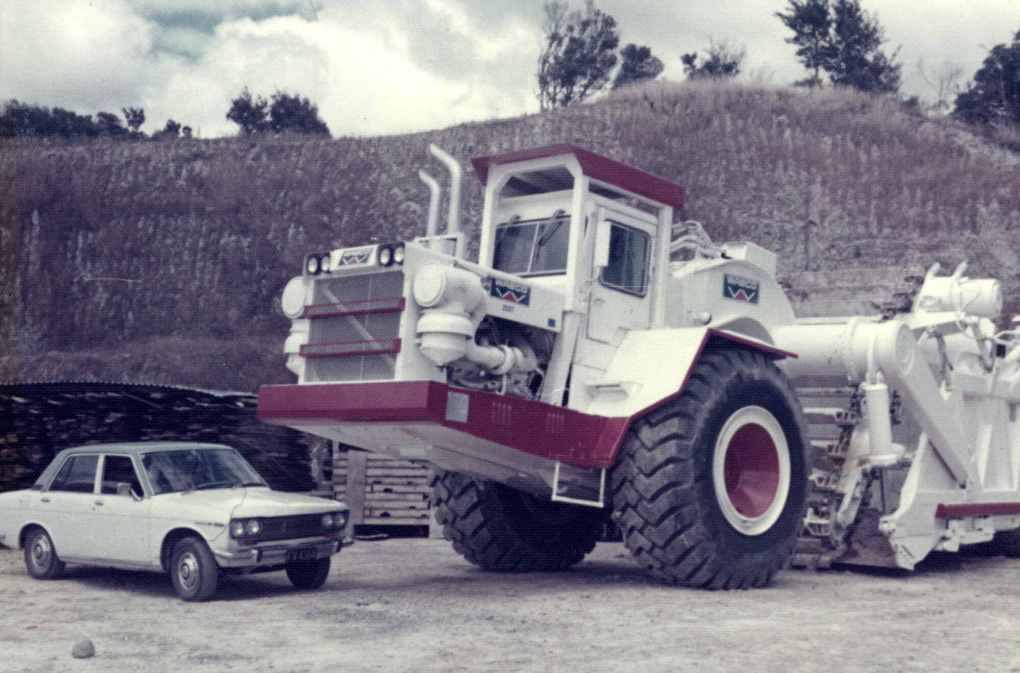 Kingsley Heights 1976 03; Wabco 333FT elevating scraper; 60 ton/26 cu.m 965 horsepower (720 kW)