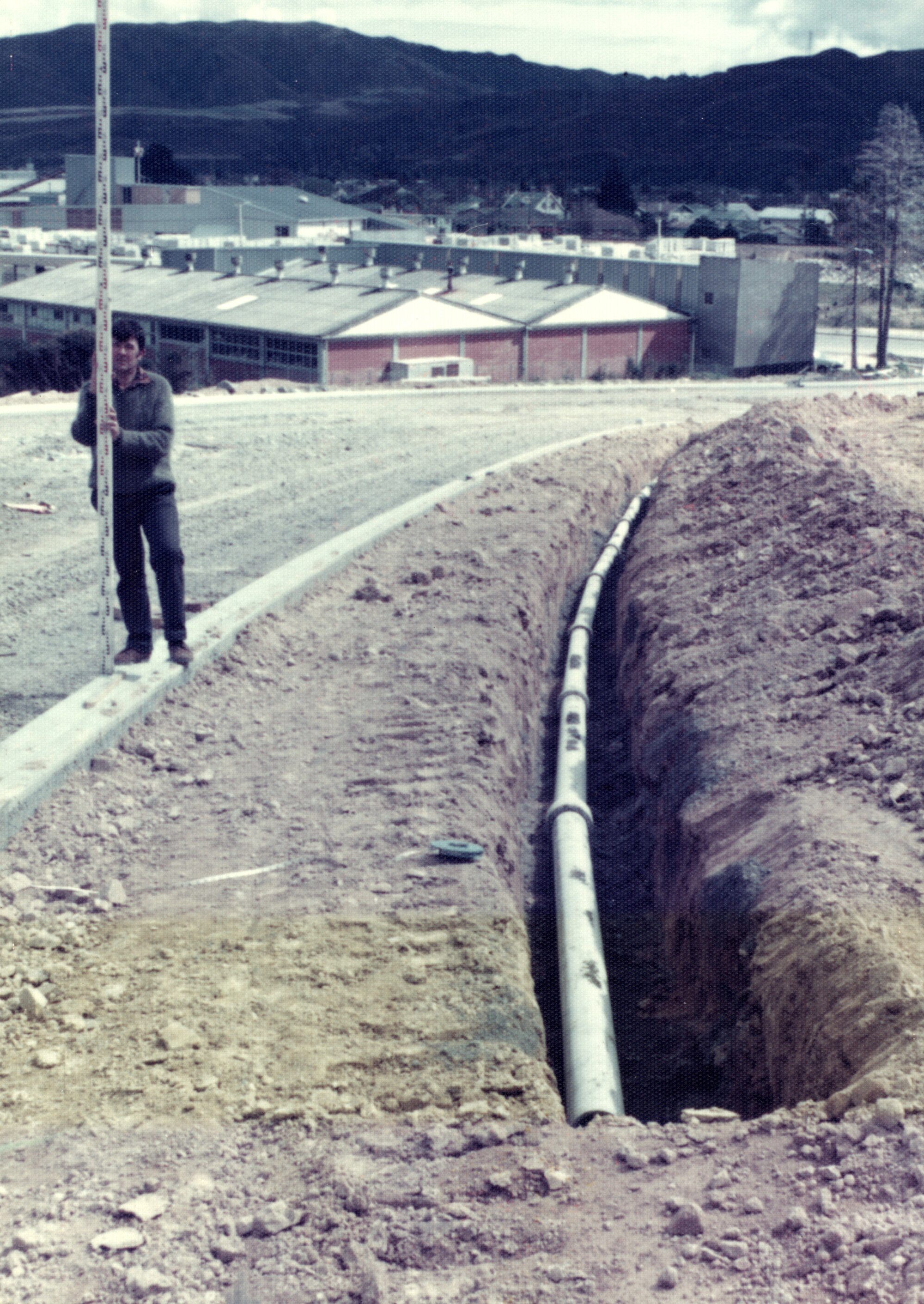 Kingsley Heights 1976 09; first street (King Charles Drive); watermain at chainage 140 metres; J.Kelly, chainman