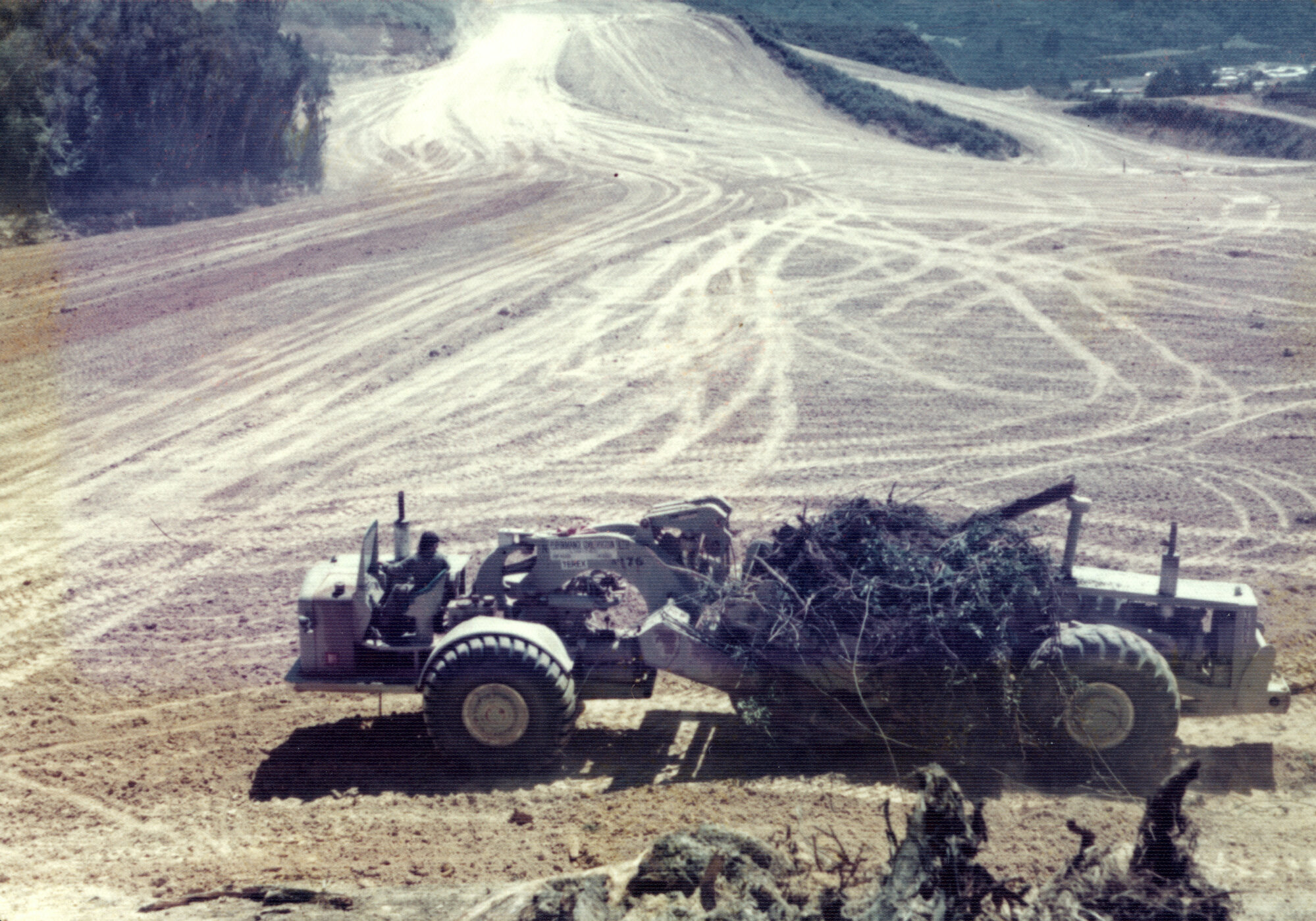 Kingsley Heights 1977 01a; Fill 5; removing unsuitable material