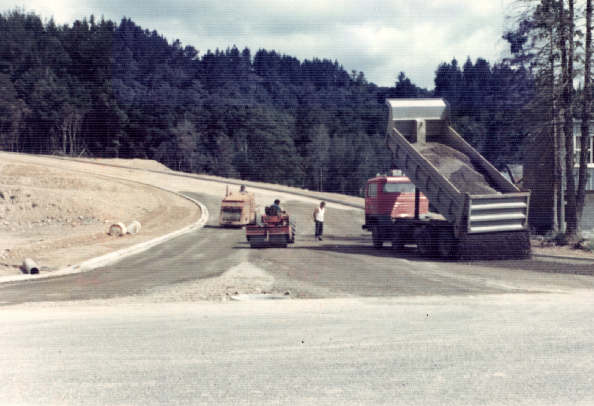 Kingsley Heights 1977 01; first street (King Charles Drive) 02;  spreading &amp; compacting of basecourse