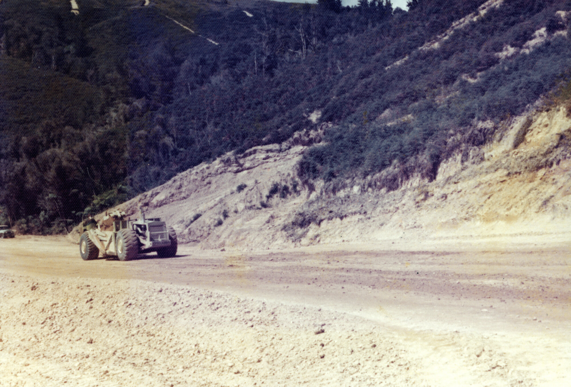 Kingsley Heights 1977 01; hauling down proposed road 02
