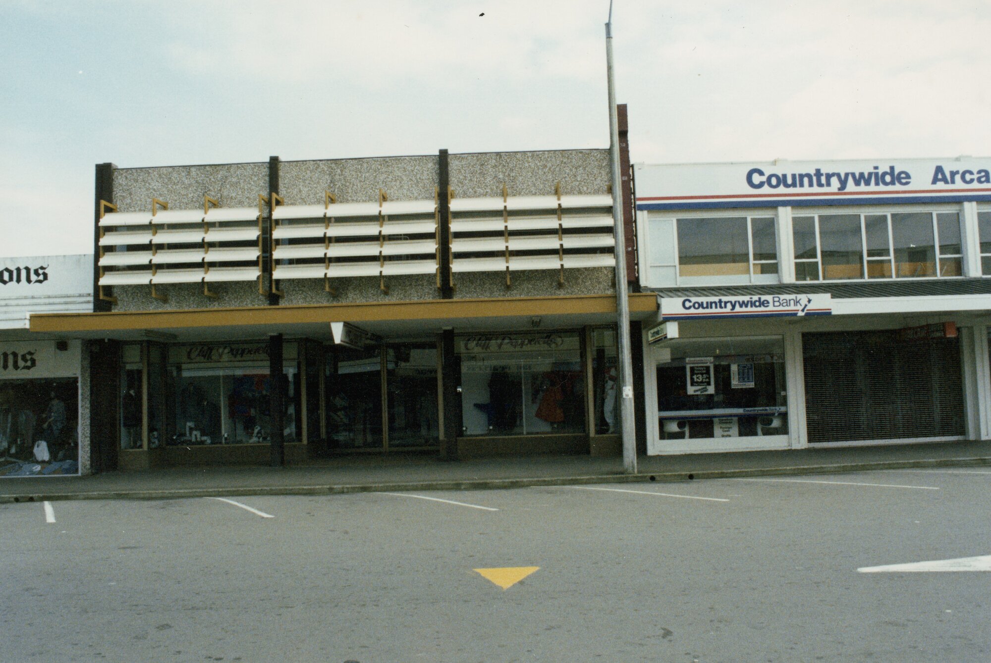 Main Street 1989  8; No. 119-121; Cliff Pepperell's menswear; No. 123, Countrywide Bank.