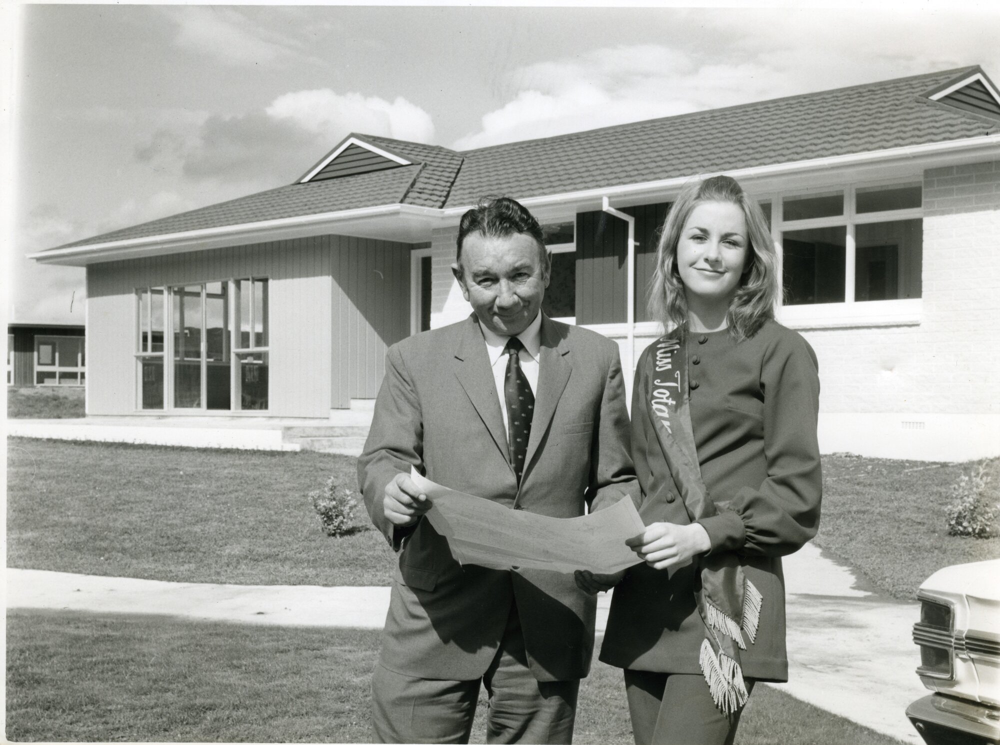 Totara Park; show house; Noel Dalley (project manager) and 'Miss Totara  Park'. [P2-1877-3481]