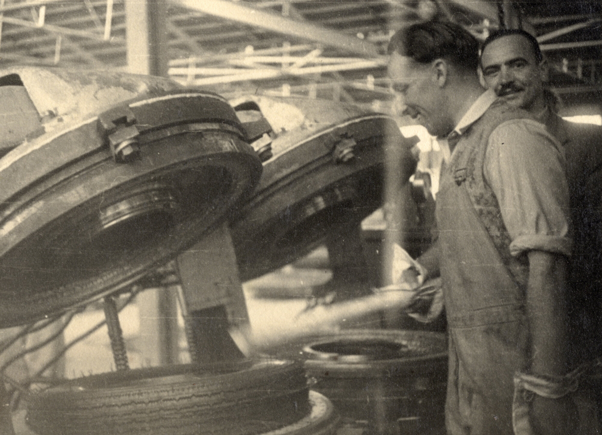 Dunlop factory; moulding car tyres; Dunlop No. 231 two-cavity press, open.