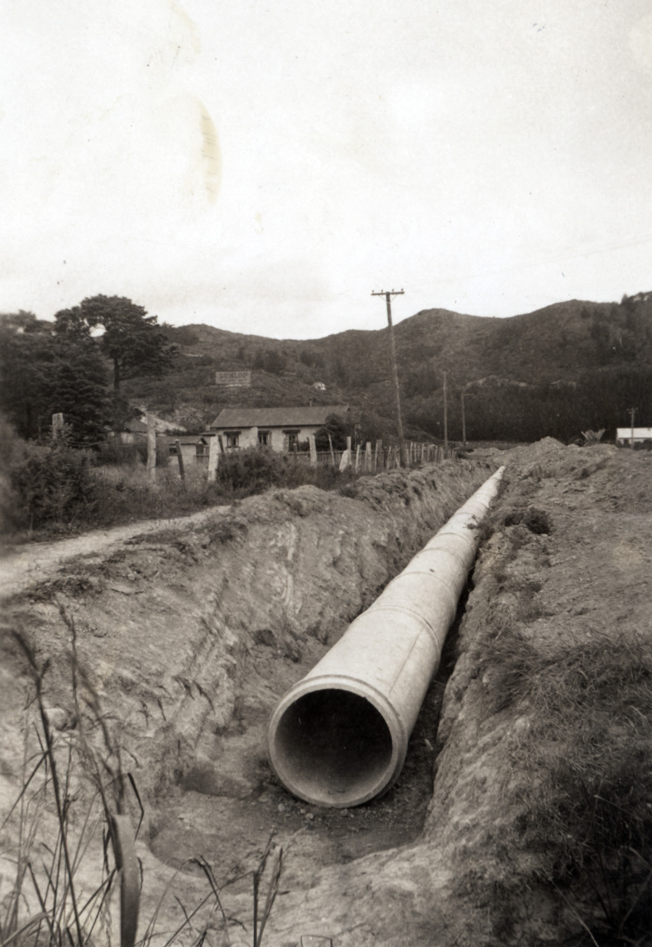Dunlop factory construction; storm water drain to Blenheim St creek