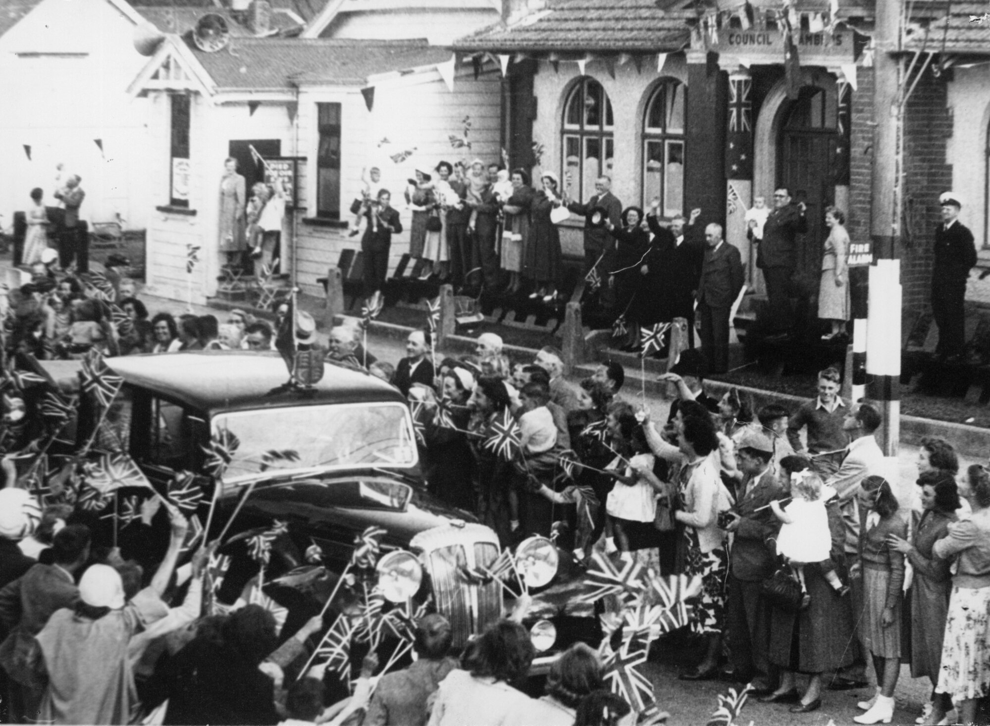 Royal tour 1954; crowd in Main Street cheering the Queen.