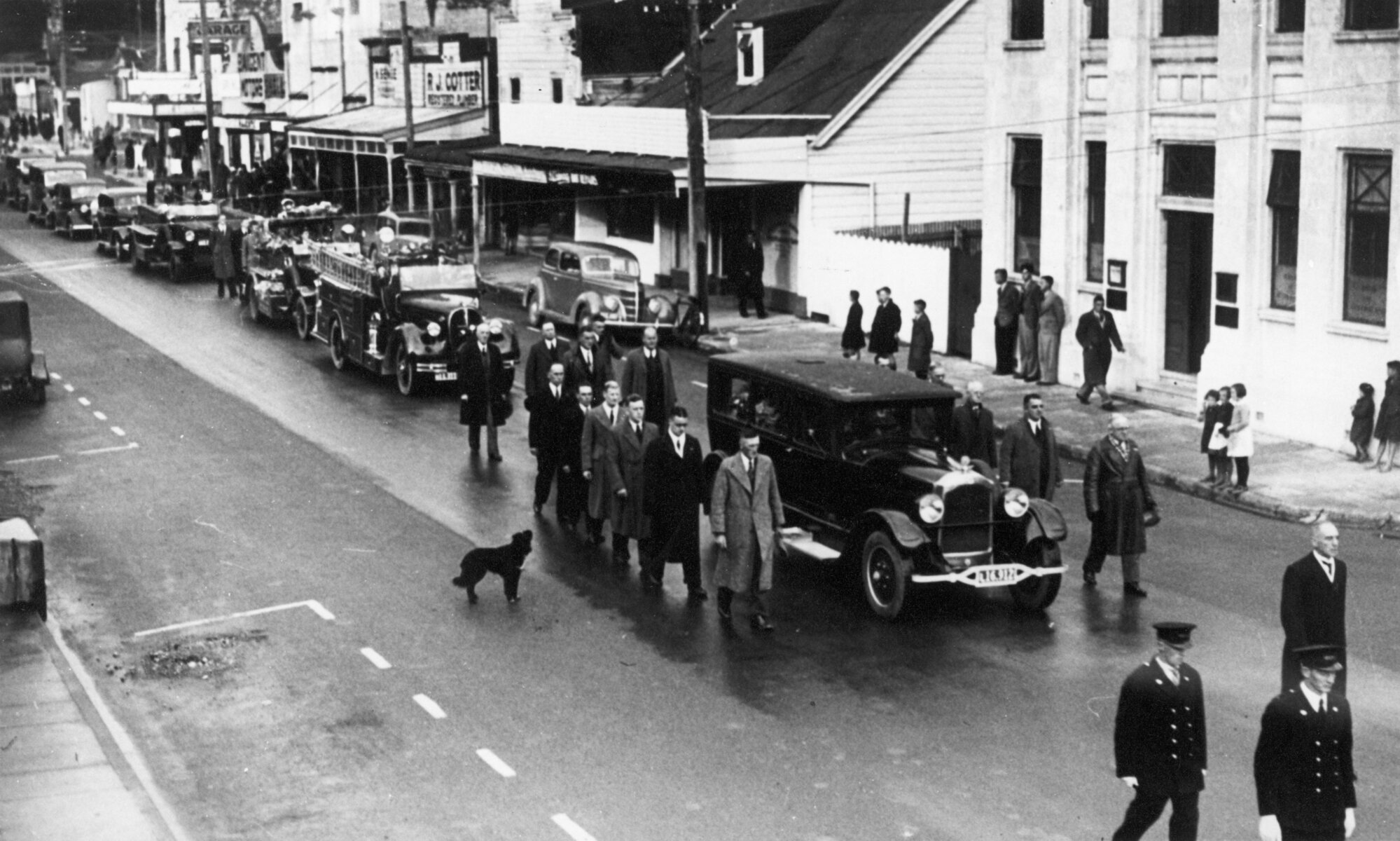 Funeral procession of Mayor Peter Robertson passing the Bank of Australasia; 16 May 1939.