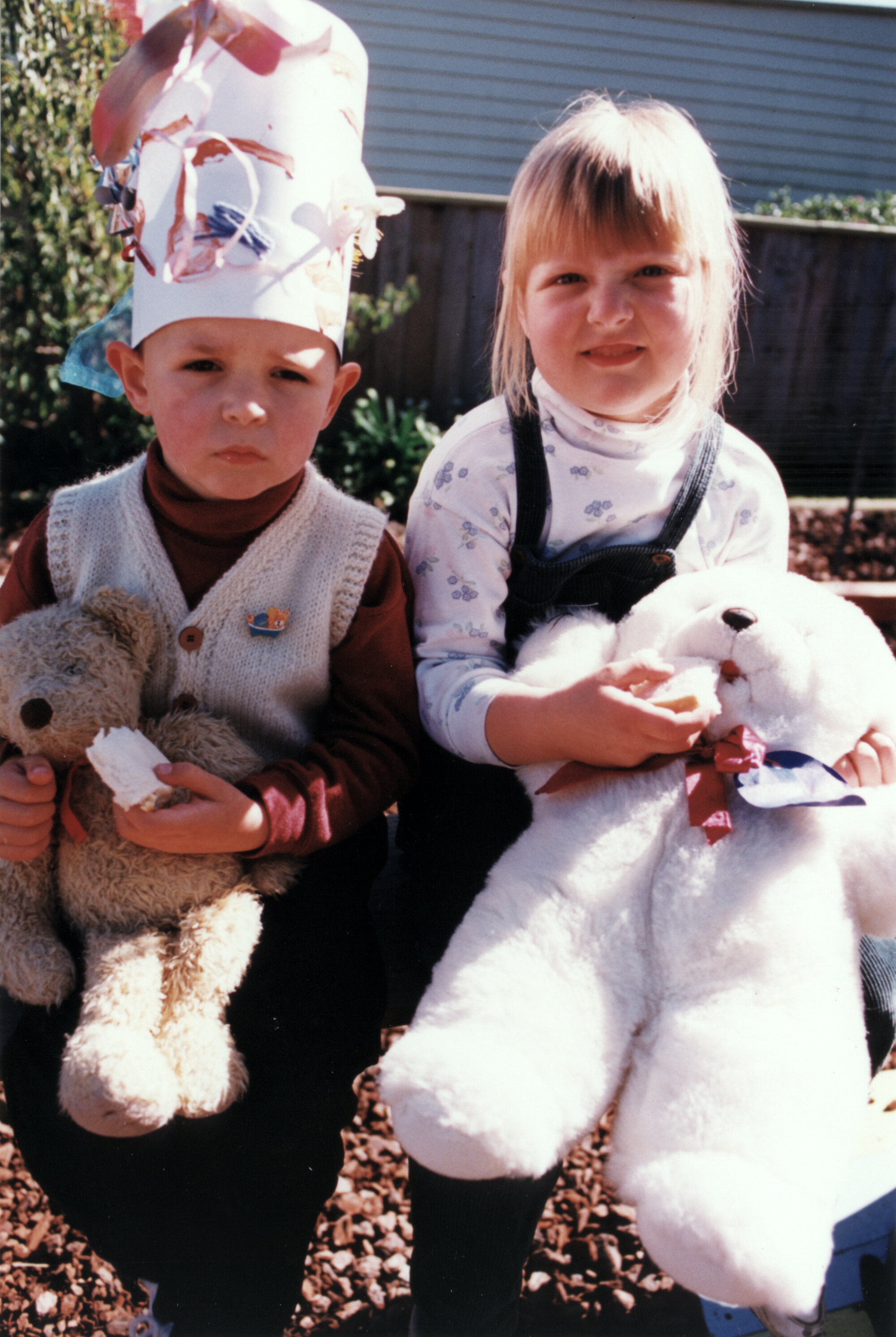 Cottle kindergarten; Kindy Awareness Week; Hamish Leckie, Kimberley Dowdle, 4, feed their teddy bears picnic honey.