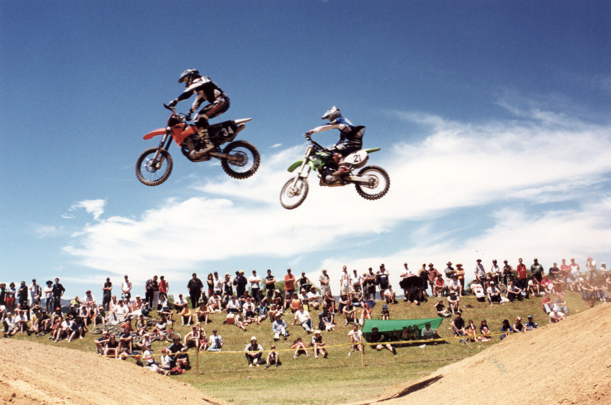 Moto-X; Oceania championships, Moonshine Park; first race, 250 cc/open class; Aussie Steven Andrew leading Kiwi Nikki Irwin.