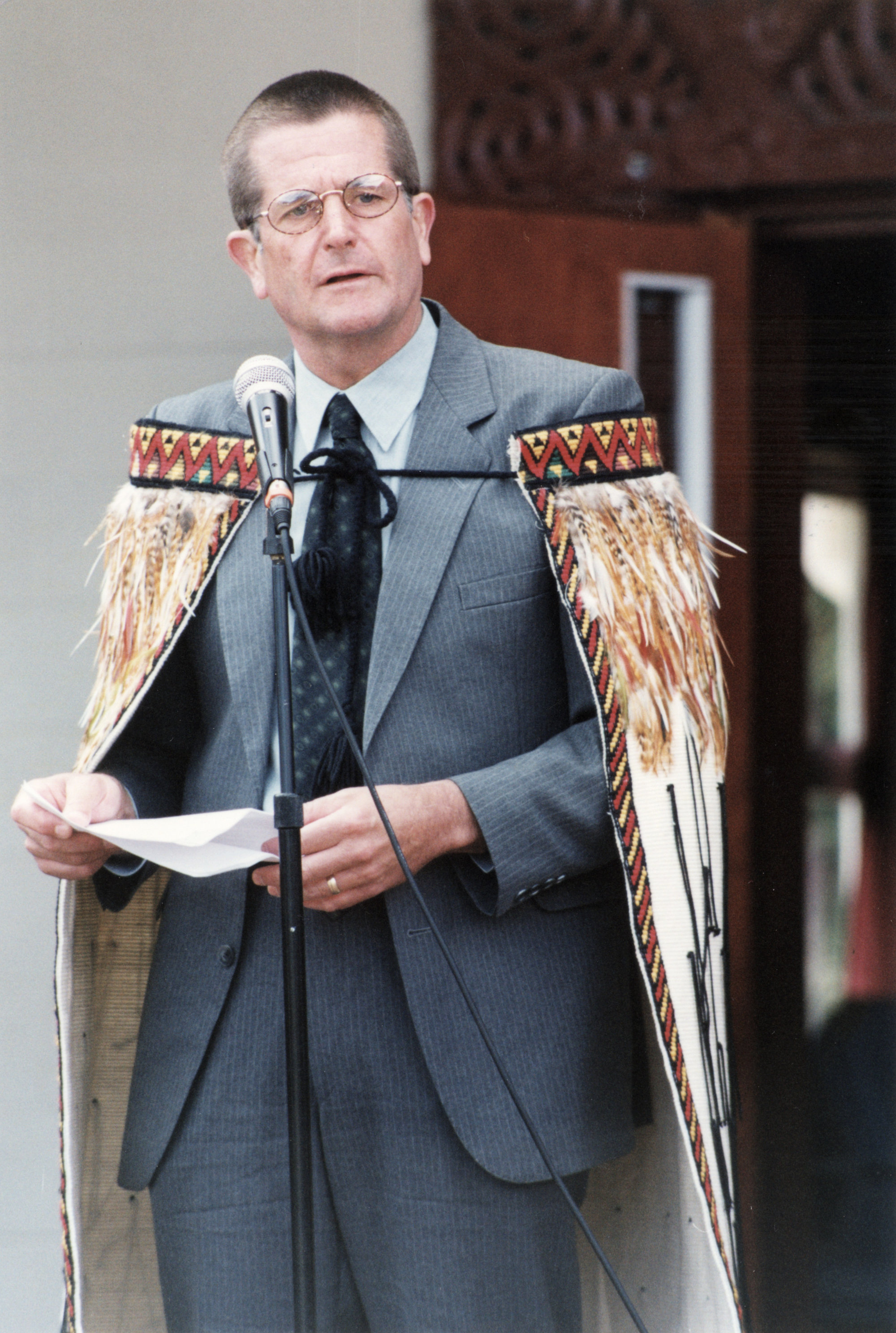 Ōrongomai Marae 2002; Waitangi open day; Wayne Guppy, mayor.