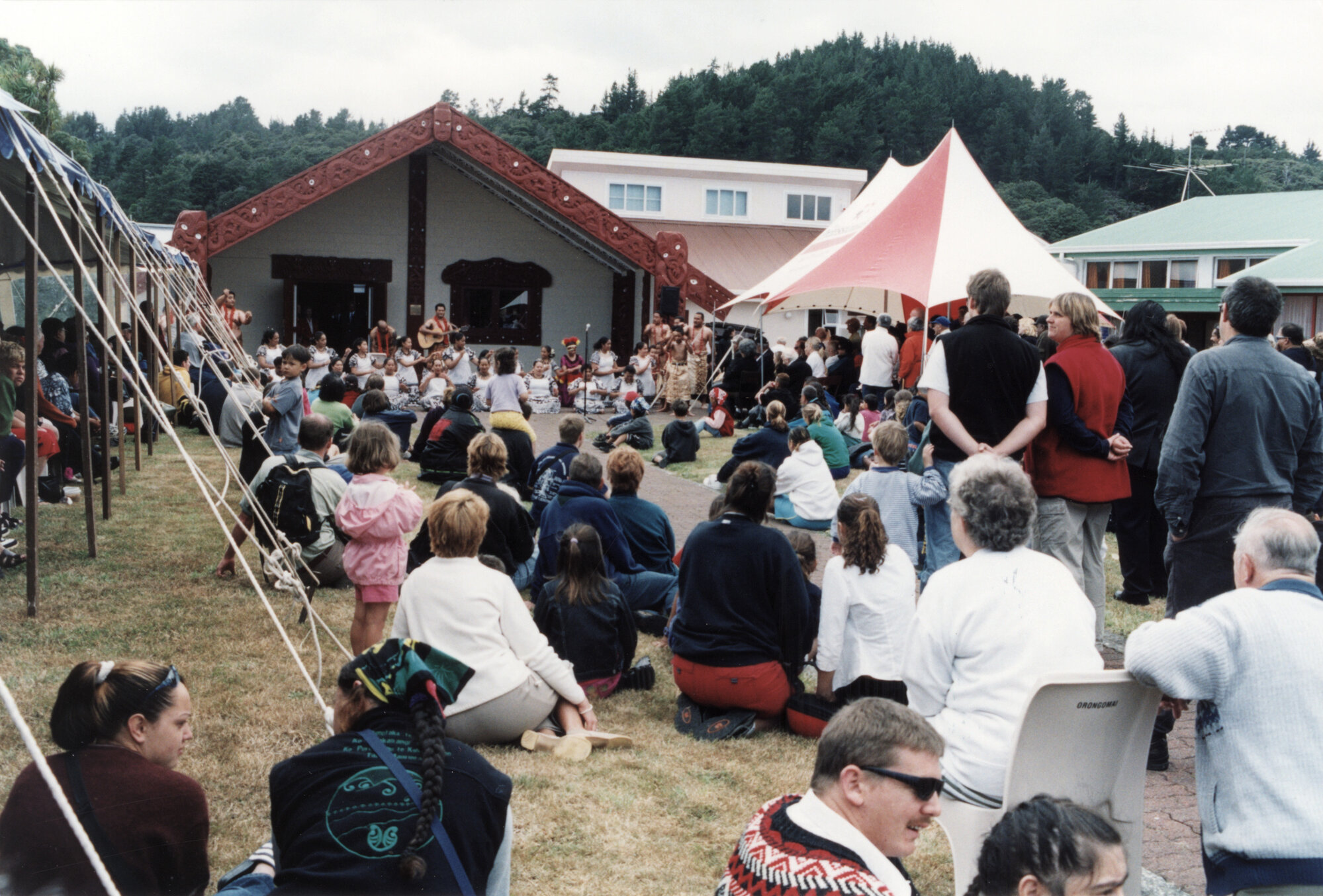 Ōrongomai Marae 2002; Waitangi open day; afternoon audience; probably largest ever
