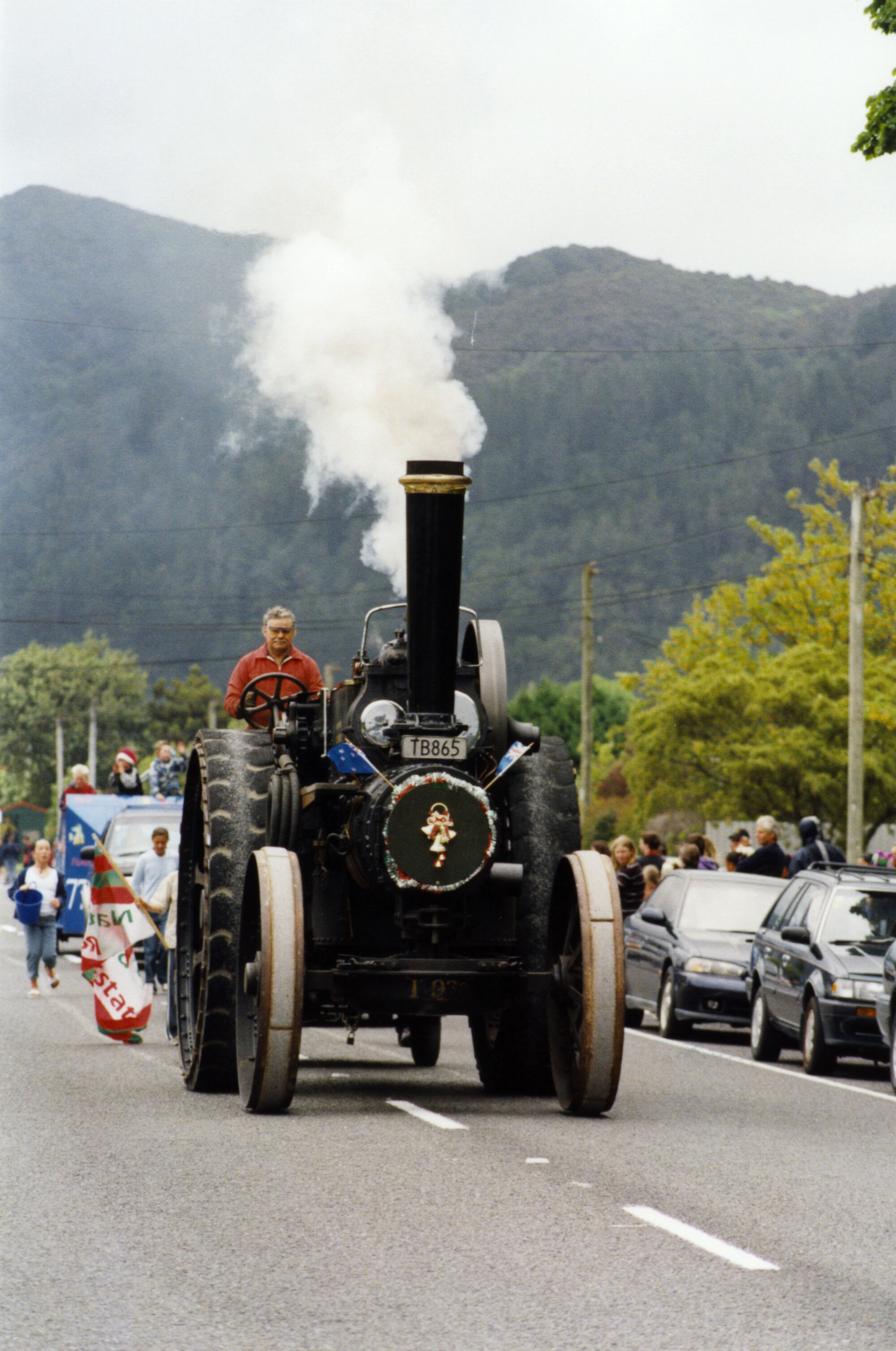 Christmas parade, Stokes Valley, 2003; traction engine.