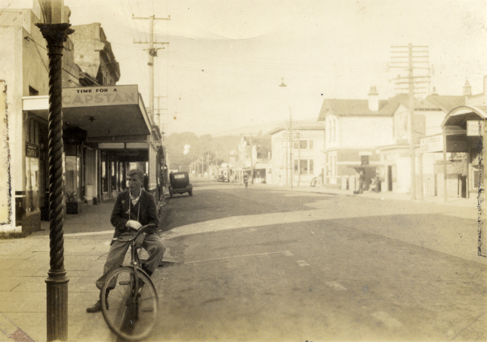 Main Street, looking east from opposite Princes Street, 1943.