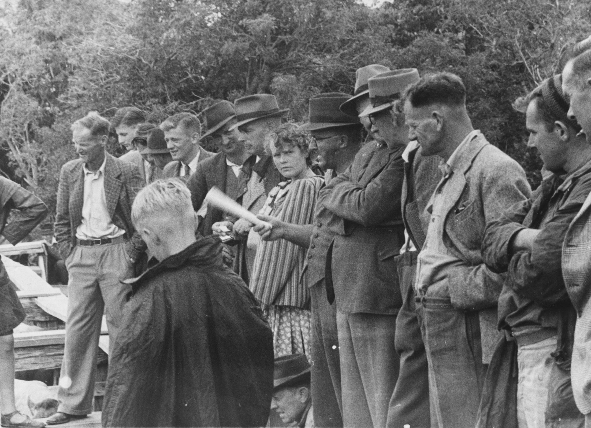 Queen Street saleyards; spectators and buyers.