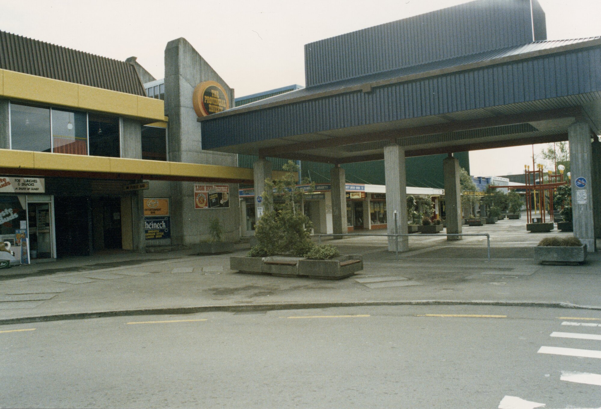 Main Street 1989 11; Provincial Tavern and Geange Street end of pedestrian precinct.