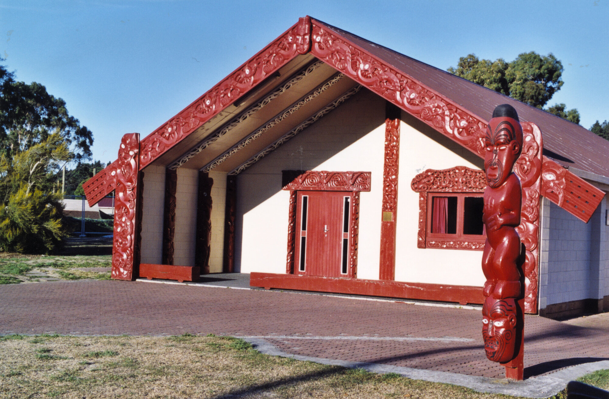 Ōrongomai Marae; whare whakairo and guardian