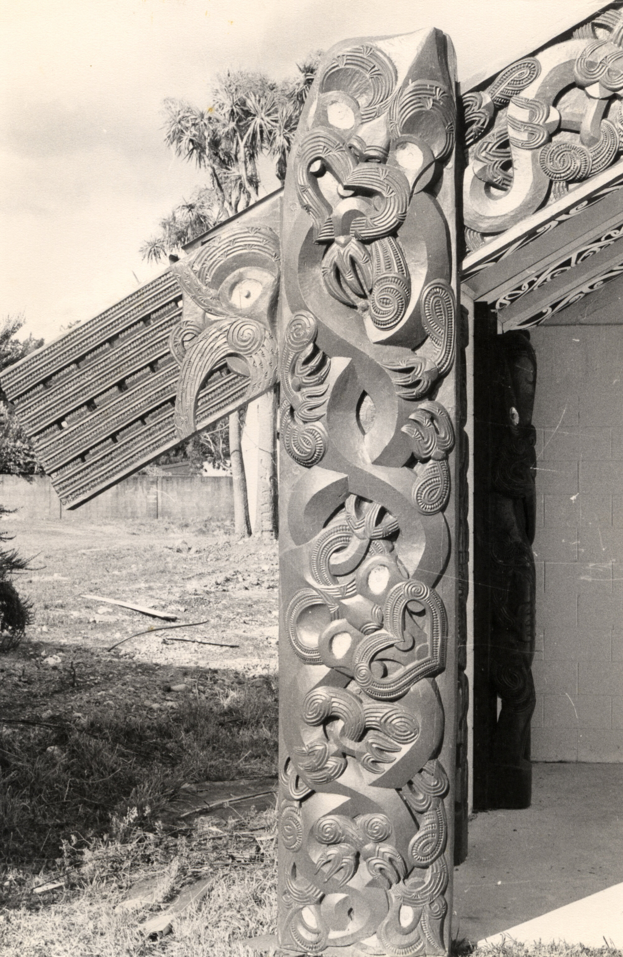 Ōrongomai Marae 1988; whare whakairo detail; raparapa 1 (protruding) and amo (upright)