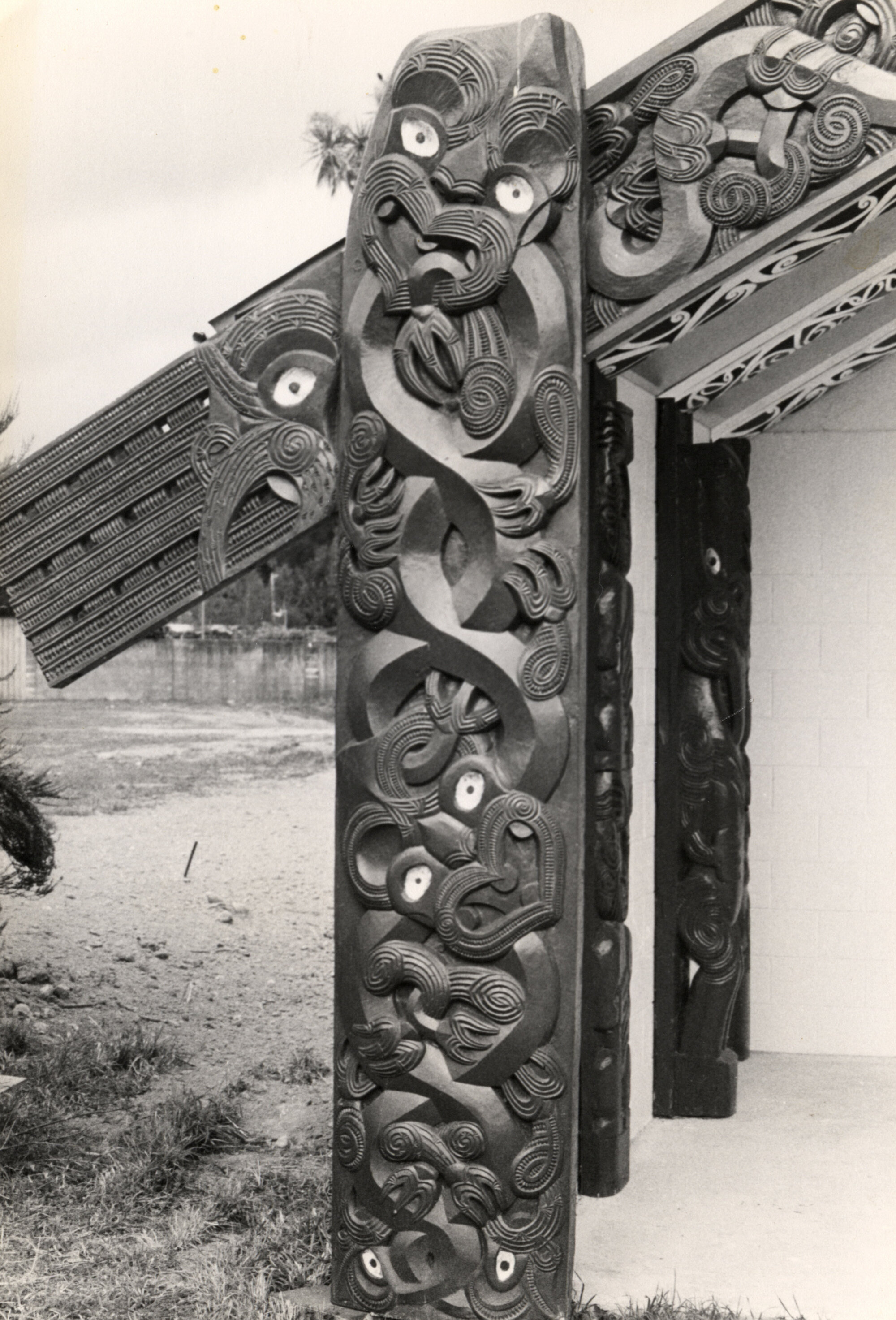 Ōrongomai Marae 1988; whare whakairo detail; raparapa 1 (protruding), amo (upright) and porch (roro) interior
