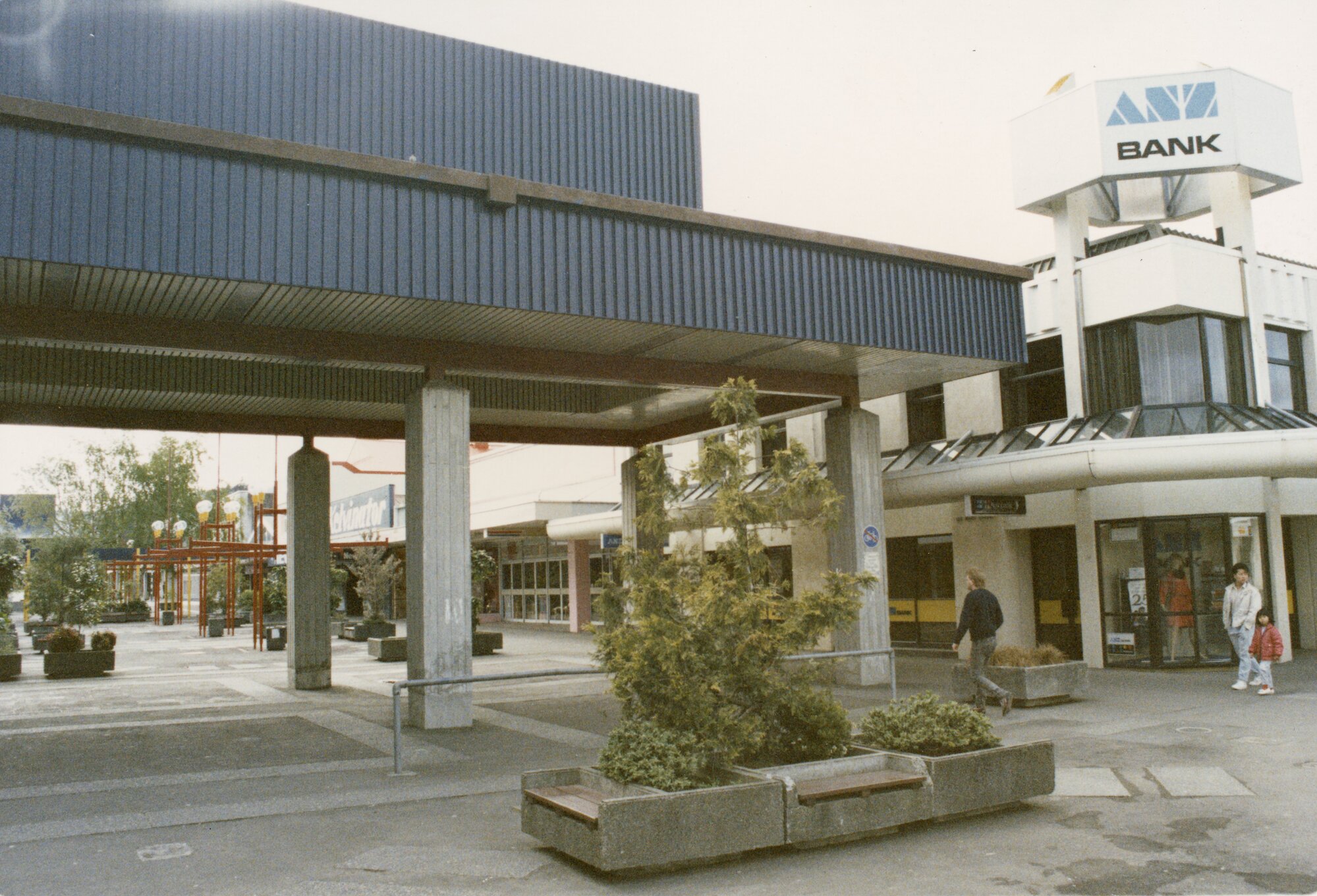 Main Street 1989 12; pedestrian precinct and ANZ Bank, from the western (Geange Street) end.