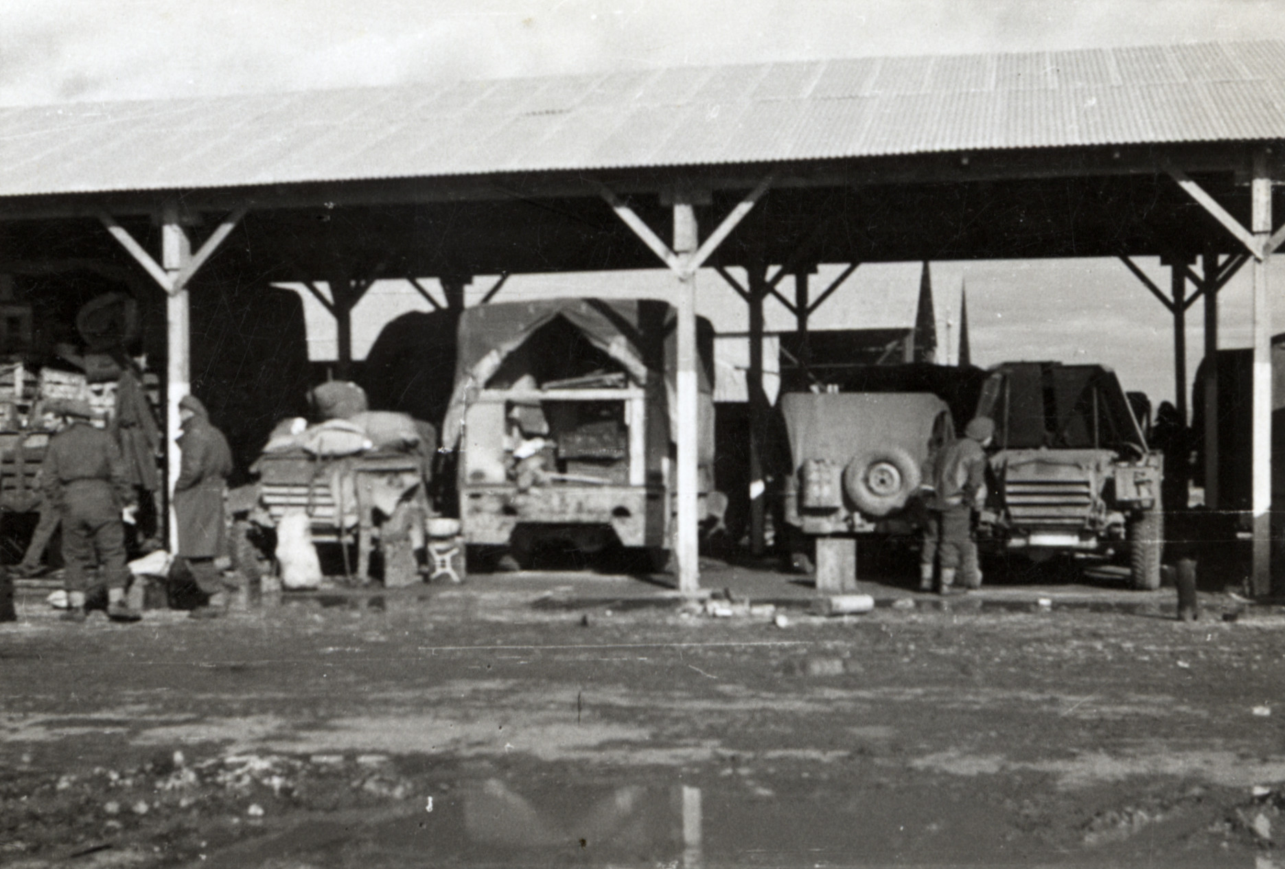 Military Service, World War II; engineers; workshop.