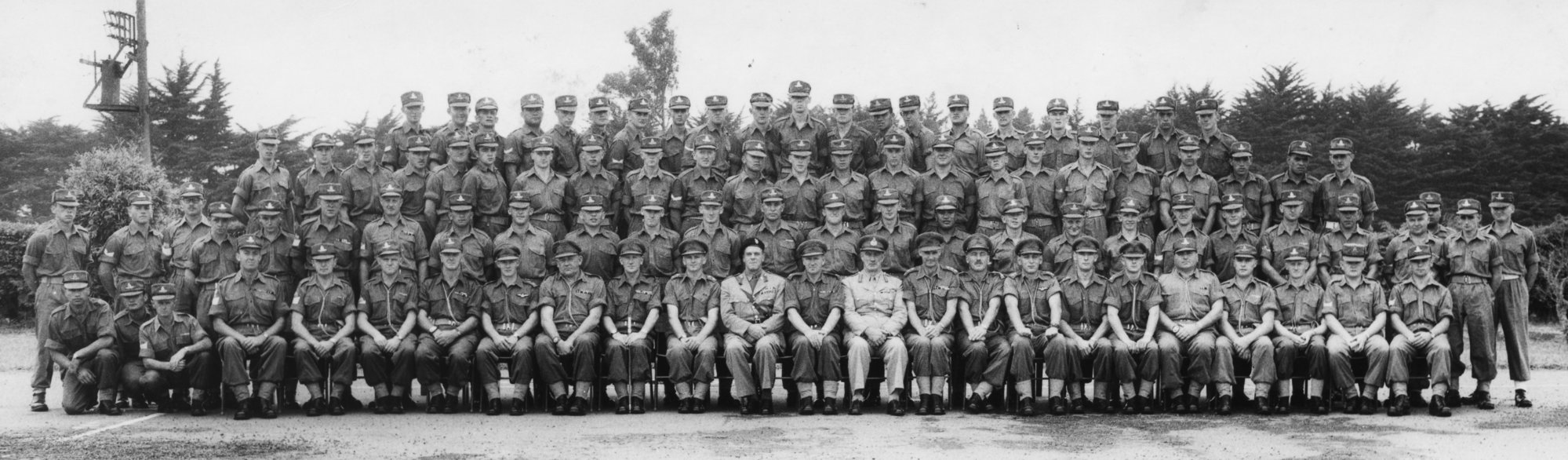 Army; group portrait, military personnel, artillery, all ranks, probably Papakura Camp. [P4-142-1975]