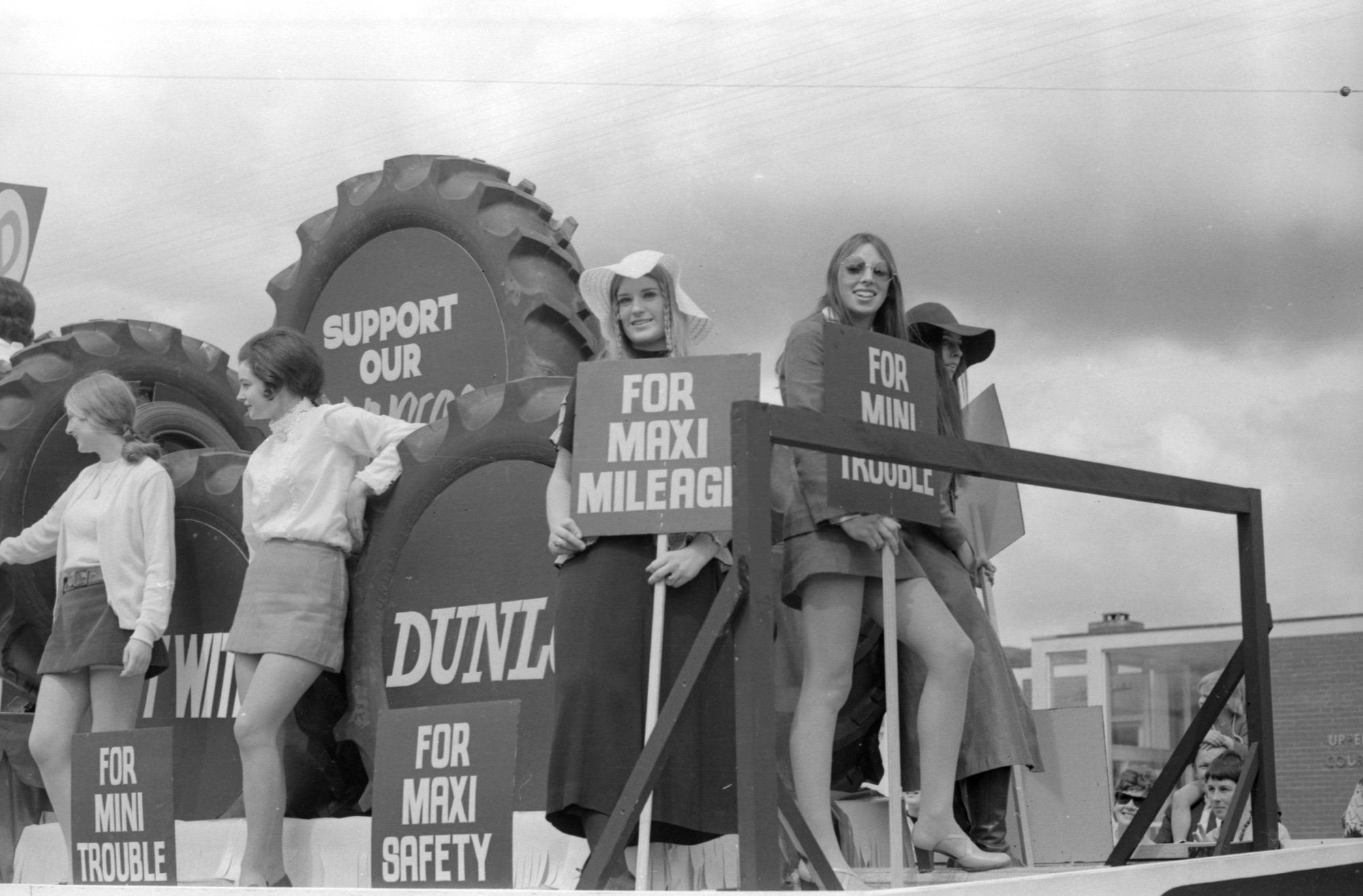 Upper Hutt Queen Carnival Parade 017; Dunlop