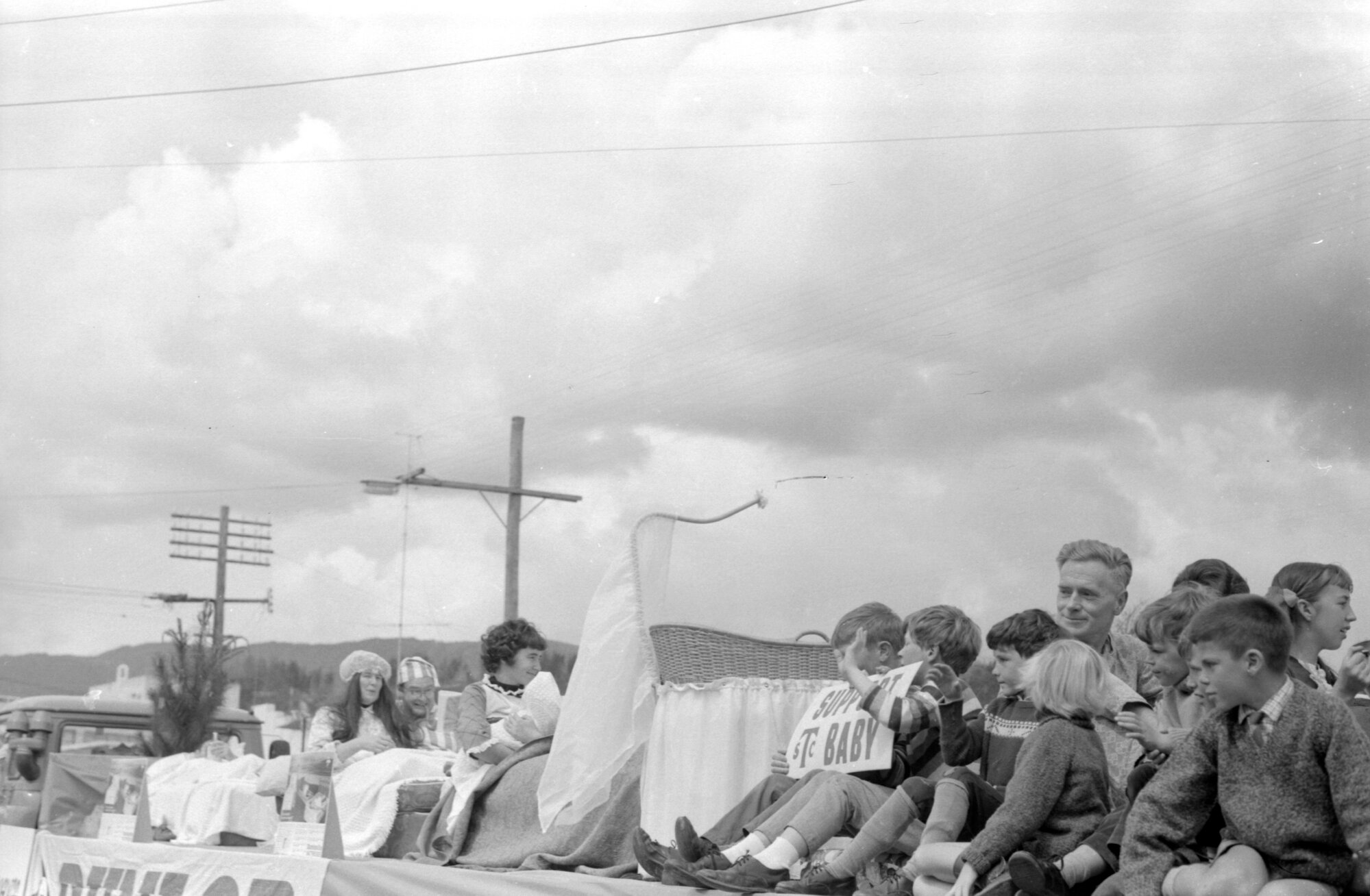 Upper Hutt Queen Carnival Parade 018; Dunlop/STC/Dawn Garments baby float